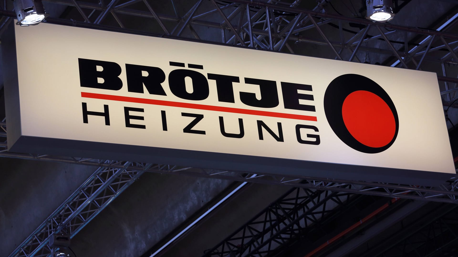Wer bei einer Brötje Heizung eine Fehlermeldung sieht, kann die Ursache teils selbst beheben. Wer bei einer Brötje Heizung eine Fehlermeldung sieht, kann die Ursache teils selbst beheben.