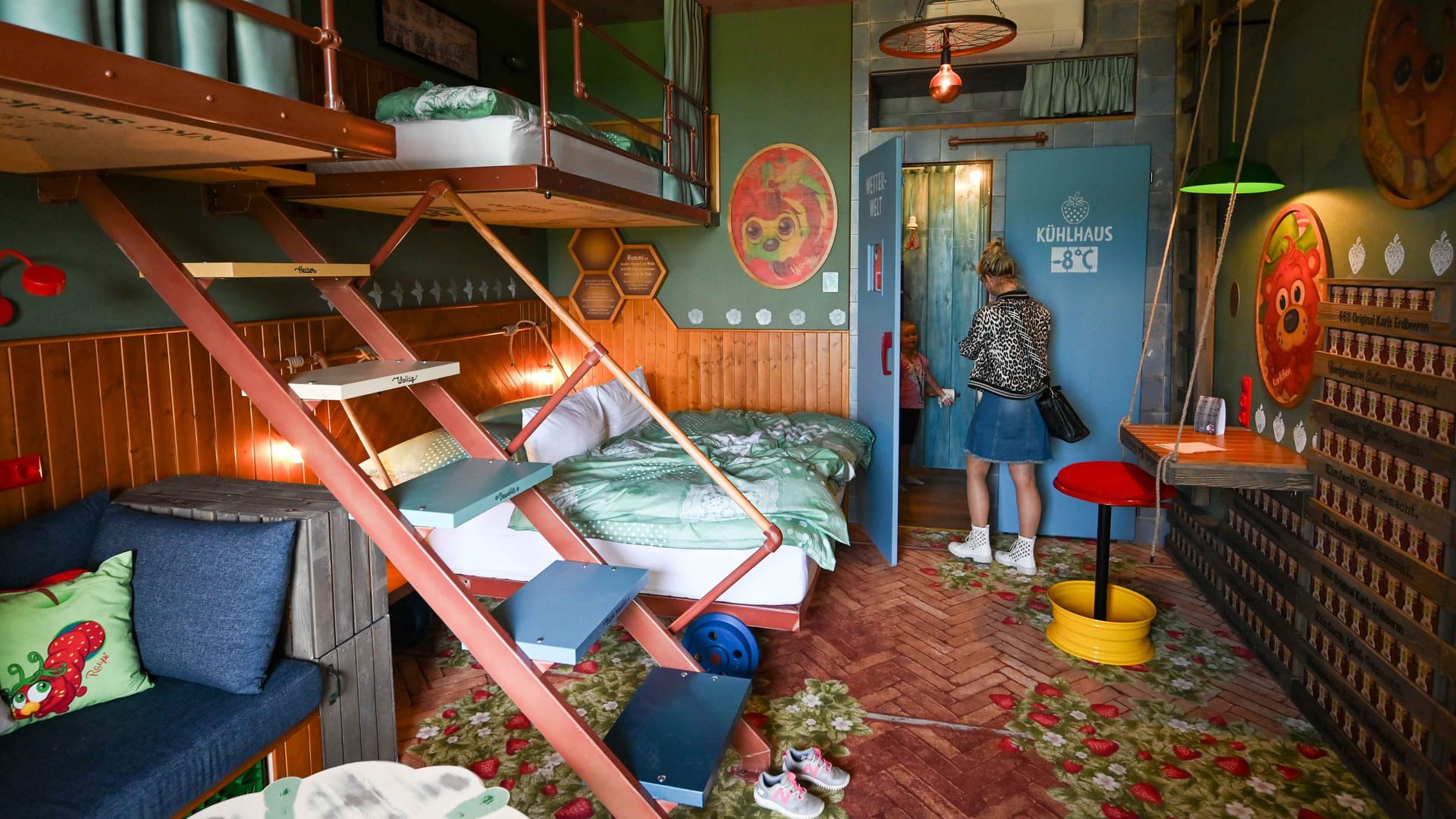 Döbeln, inmitten des Erlebnisdorfs von Karls Erdbeerhof, öffnet heute das erste sogenannte Waldo-Hotel seine Türen. Mit 60 liebevoll gestalteten Familiensuiten setzt das Unternehmen ein neues touristisches Ausrufezeichen in Mittelsachsen. Im Gespräch mit Robert Dahl (54), dem Gründer von Karls, wurde deutlich: Die Freude über das neue Projekt ist groß. Ich habe letzte Nacht selbst hier geschlafen und es war wie in einer Schatzhöhle, schwärmt Dahl von der Eröffnung. Das Hotel biete nicht nur gemütliche Zimmer mit hochwertiger Ausstattung, sondern auch clevere digitale Lösungen. So lässt sich der Zimmerschlüssel direkt ans Handy senden, auch die Bezahlung via PayPal ist möglich. Das ist sehr bequem, so Dahl. Preislich startet ein Zimmer bei 102 Euro