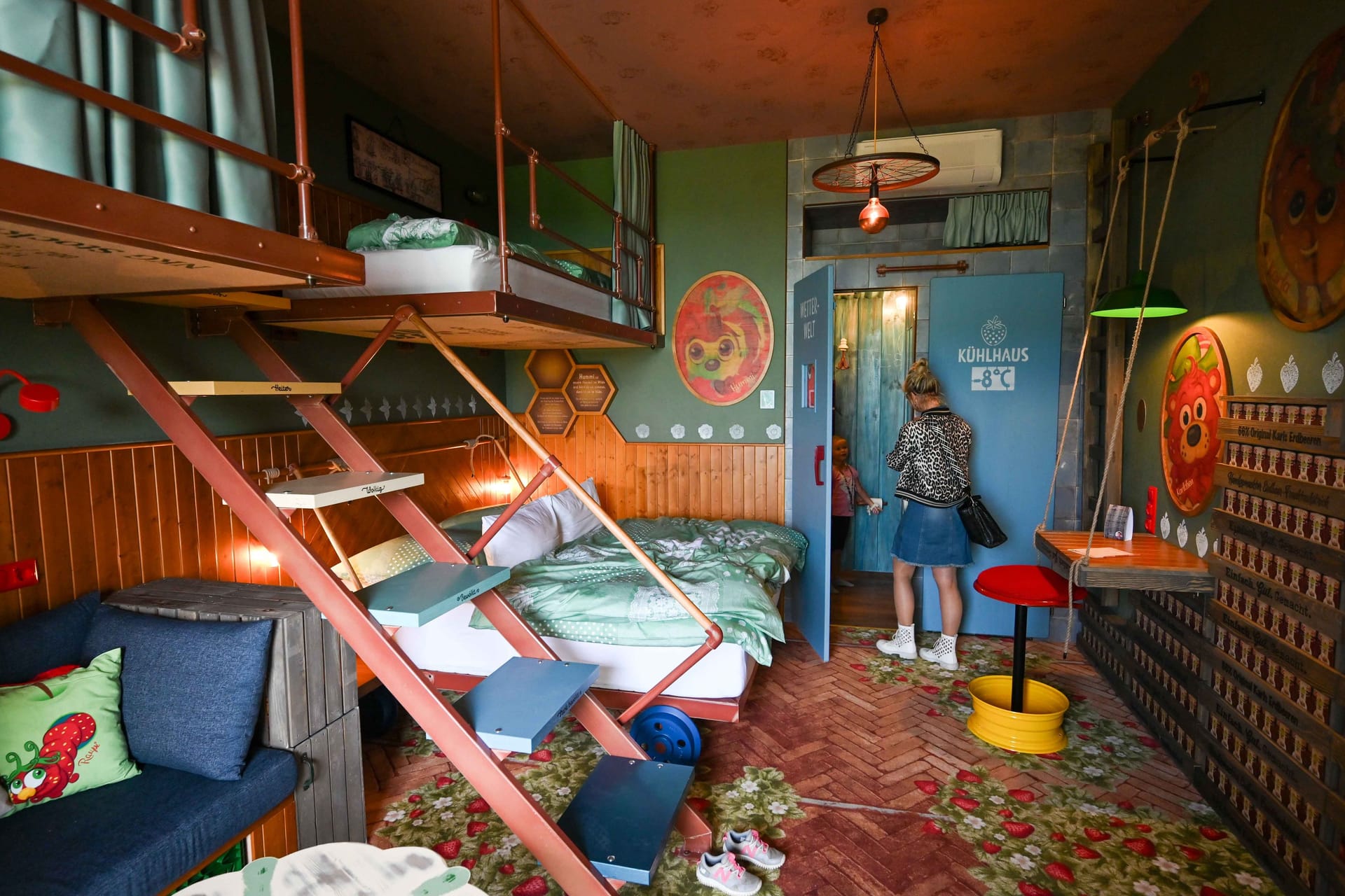 Döbeln, inmitten des Erlebnisdorfs von Karls Erdbeerhof, öffnet heute das erste sogenannte Waldo-Hotel seine Türen. Mit 60 liebevoll gestalteten Familiensuiten setzt das Unternehmen ein neues touristisches Ausrufezeichen in Mittelsachsen. Im Gespräch mit Robert Dahl (54), dem Gründer von Karls, wurde deutlich: Die Freude über das neue Projekt ist groß. Ich habe letzte Nacht selbst hier geschlafen und es war wie in einer Schatzhöhle, schwärmt Dahl von der Eröffnung. Das Hotel biete nicht nur gemütliche Zimmer mit hochwertiger Ausstattung, sondern auch clevere digitale Lösungen. So lässt sich der Zimmerschlüssel direkt ans Handy senden, auch die Bezahlung via PayPal ist möglich. Das ist sehr bequem, so Dahl. Preislich startet ein Zimmer bei 102 Euro