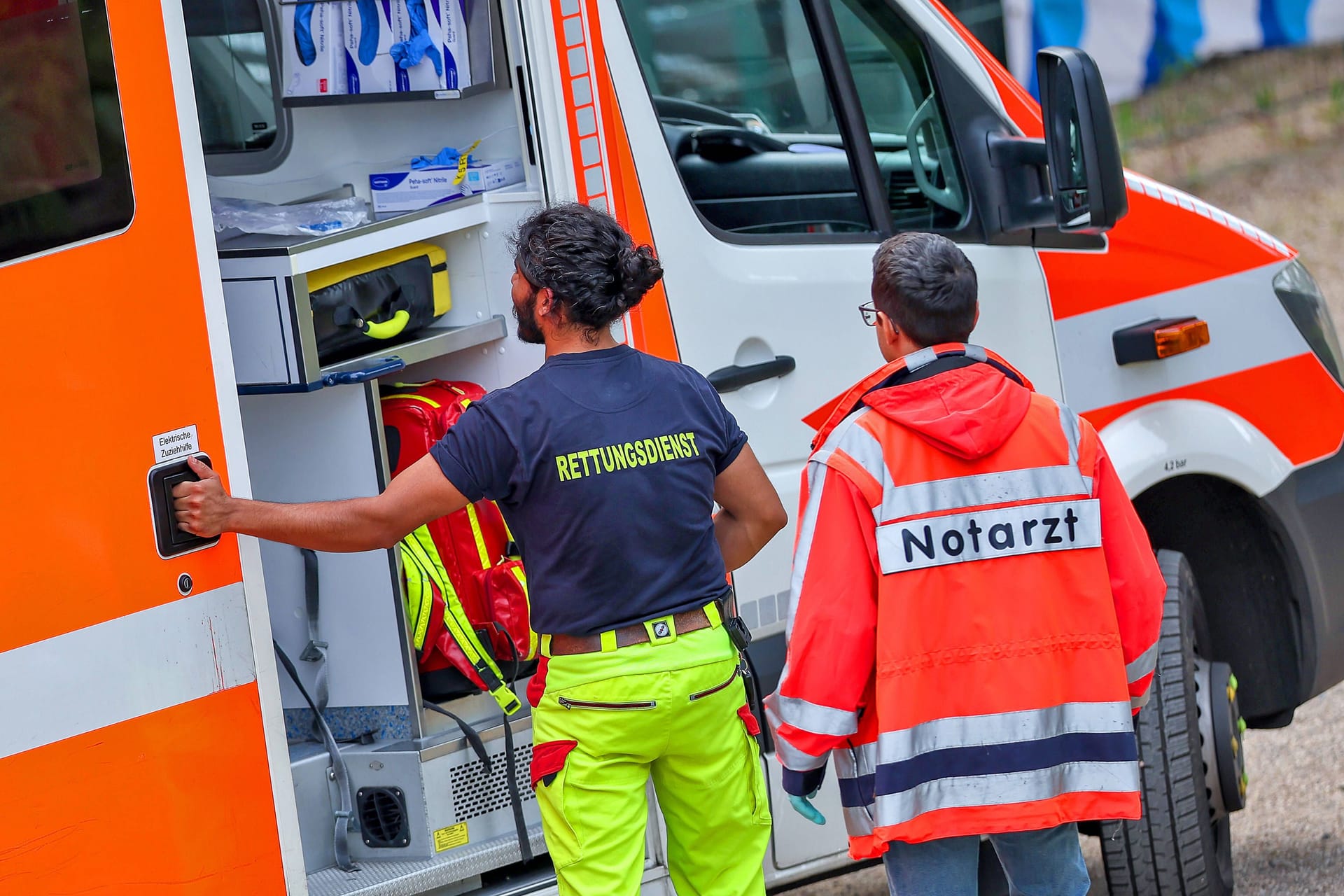 Einsatzkräfte des Rettungsdienstes (Symbolbild): Für ein Neugeborenes kam jede Hilfe zu spät.