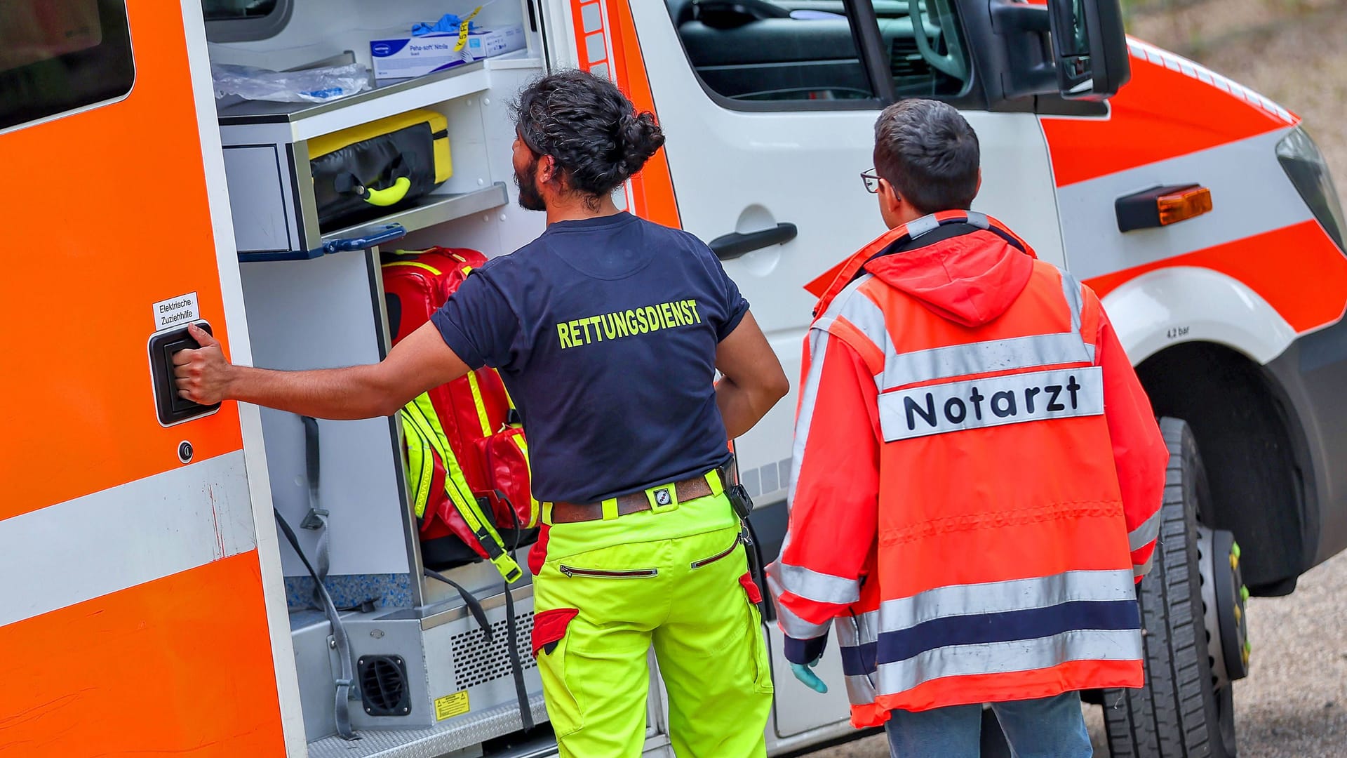 Einsatzkräfte des Rettungsdienstes (Symbolbild): Für ein Neugeborenes kam jede Hilfe zu spät.