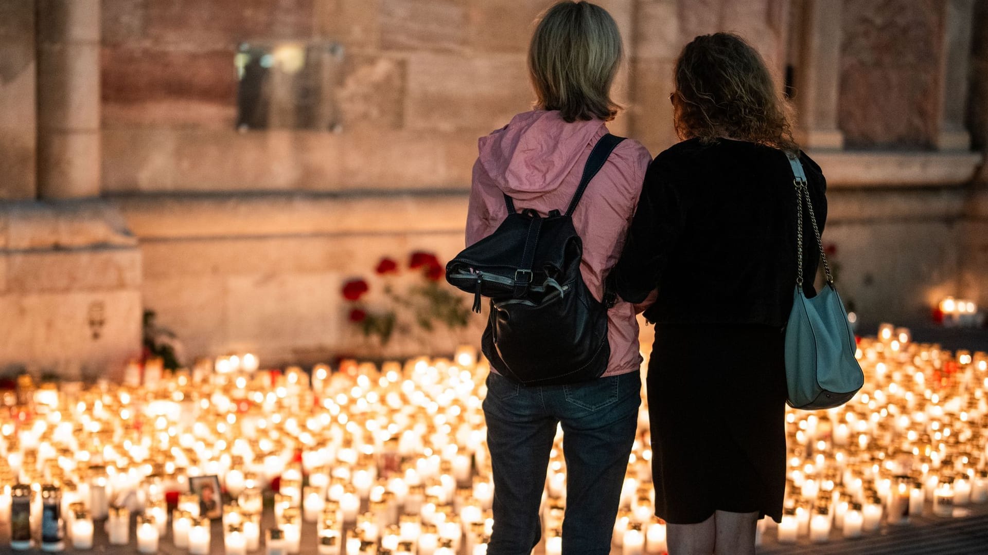 Trauer nach dem Amoklauf von Graz: Menschen legen Kerzen vor dem Stephansdom nieder.