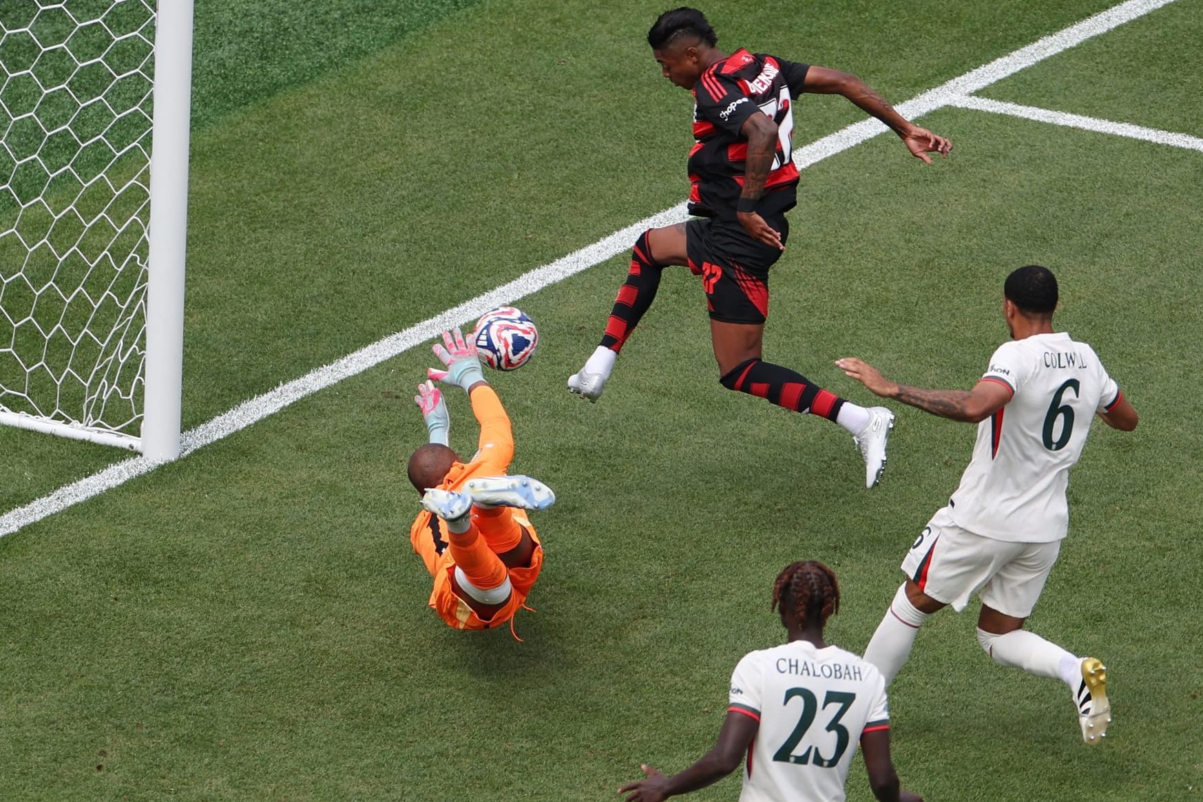 Der zwischenzeitliche Ausgleich: Flamengos Bruno Henrique (M.) trifft zum 1:1 gegen Chelsea.