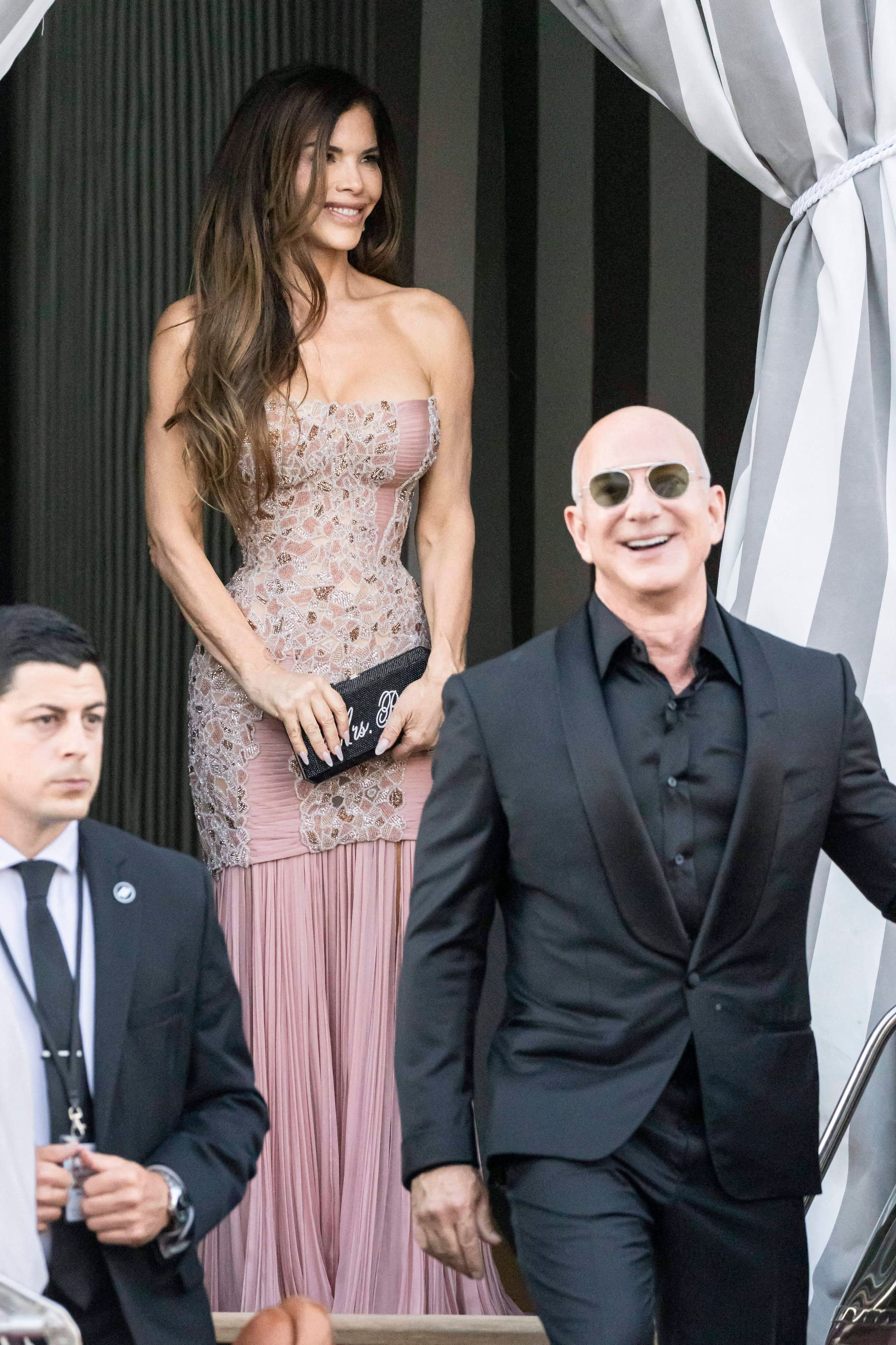 Jeff Bezos in Schwarz, Lauren Sánchez in Rosa.