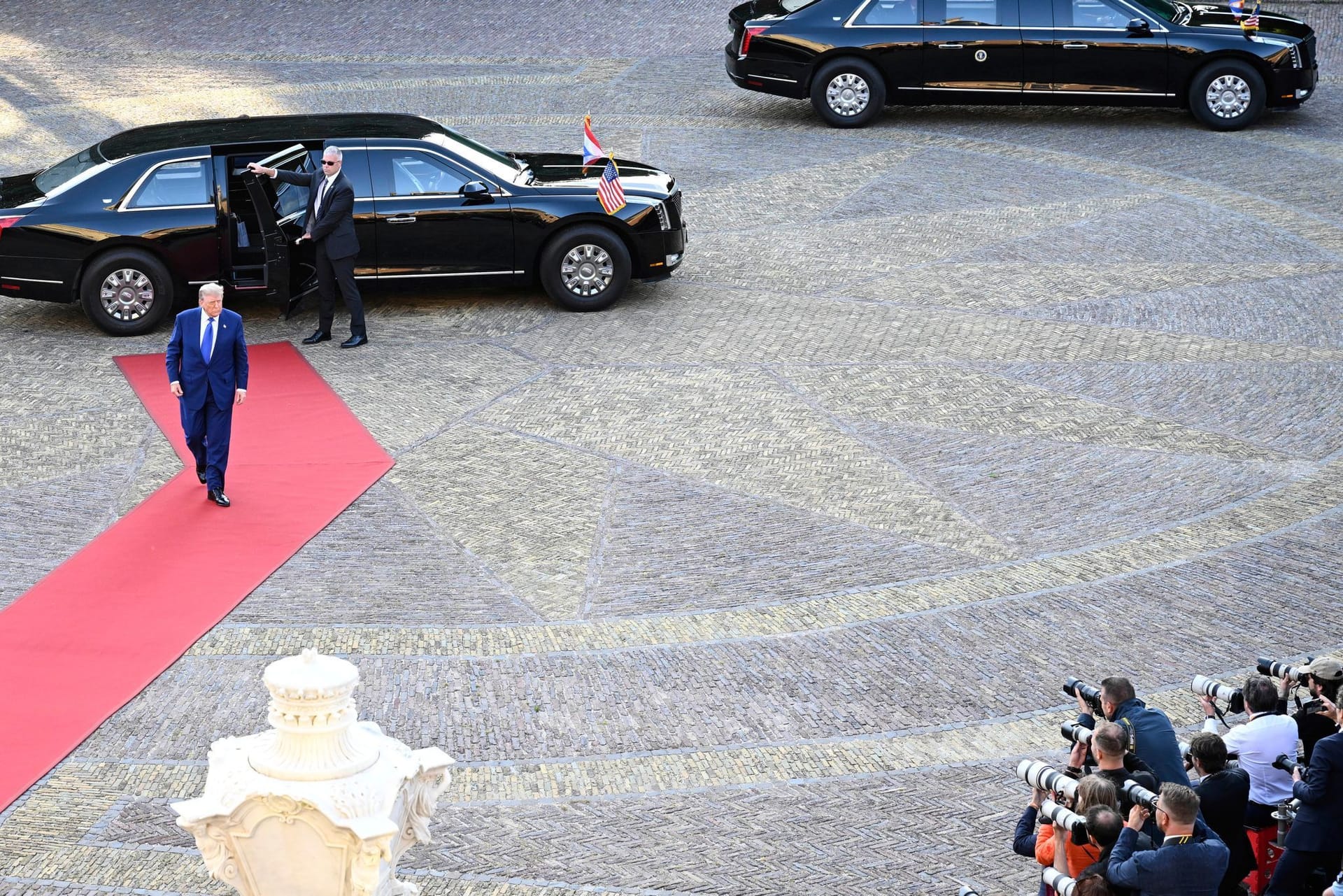 Donald Trump schreitet zum Staatsbankett im Schloss Huis ten Bosch.