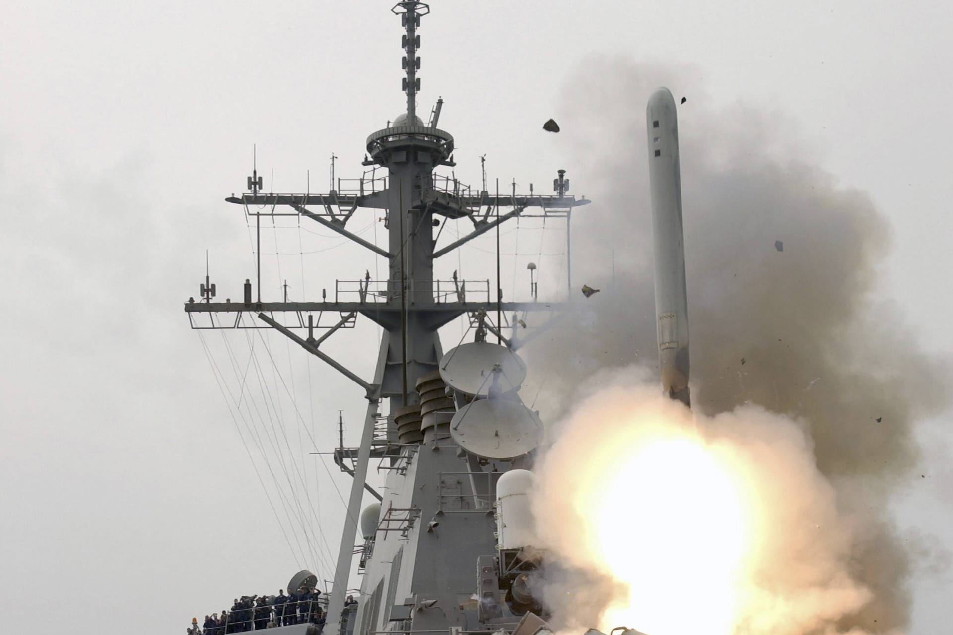Ein Tomahawk-Marschflugkörper wird von einem Schiff abgefeuert. Die Nato will noch mehr solcher Waffen produzieren. (Archivbild)