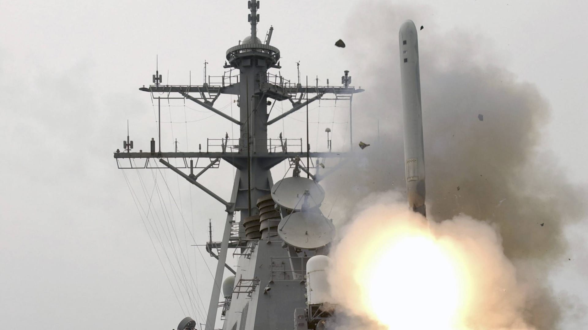 Ein Tomahawk-Marschflugkörper wird von einem Schiff abgefeuert. Die Nato will noch mehr solcher Waffen produzieren. (Archivbild)