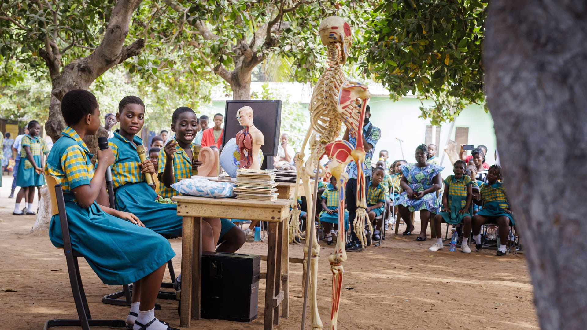 Schulkinder bei einer Biologie-Vorführung im Freien in Krokrobite, Ghana: Bildungsprojekte wie dieses möchte Emmanuel mit seiner Spendenaktion fördern.