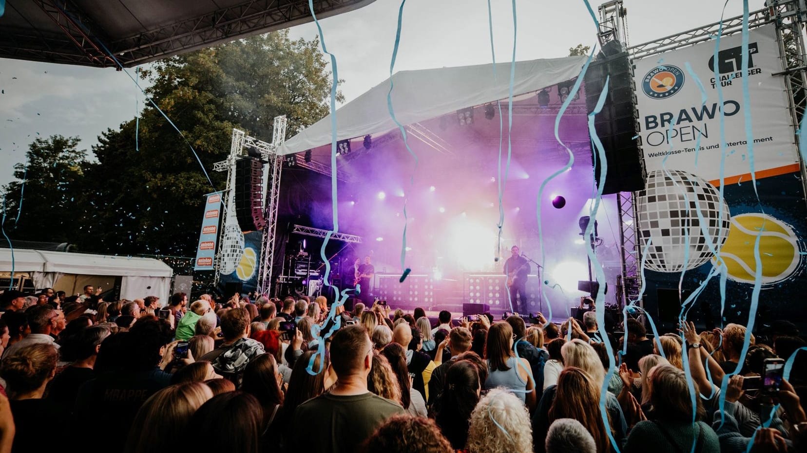 Profitennis trifft auf Festivalstimmung: Beim ATP Challenger Brawo Open messen sich tagsüber Tennisprofis auf dem Platz, während abends Musiker für Stimmung sorgen. Profitennis trifft auf Festivalstimmung: Beim ATP Challenger Brawo Open messen sich tagsüber Tennisprofis auf dem Platz, während abends Musiker für Stimmung sorgen.