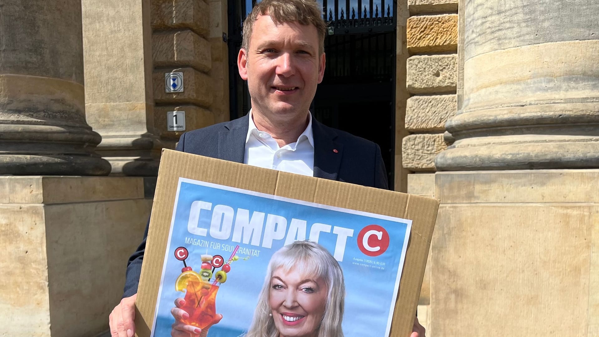 Cover-Girl Stephanie Elsässer (57): Compact-Prokurist André Poggenburg mit dem Motiv vor dem Gericht.