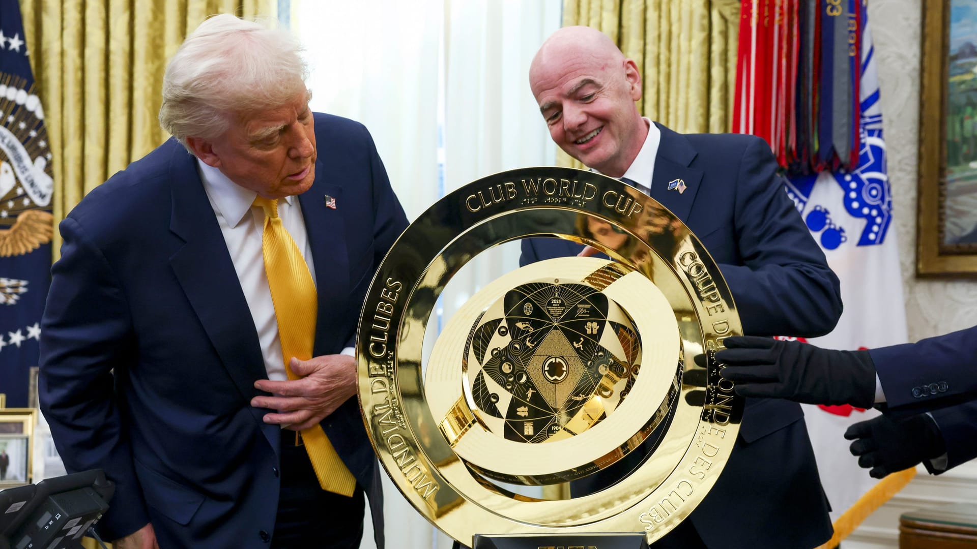 Donald Trump (l.) und Gianni Infantino betrachten die Trophäe der Klub-WM: Dem US-Präsidenten und dem Fifa-Chef werden charakterliche Parallelen zugesprochen.