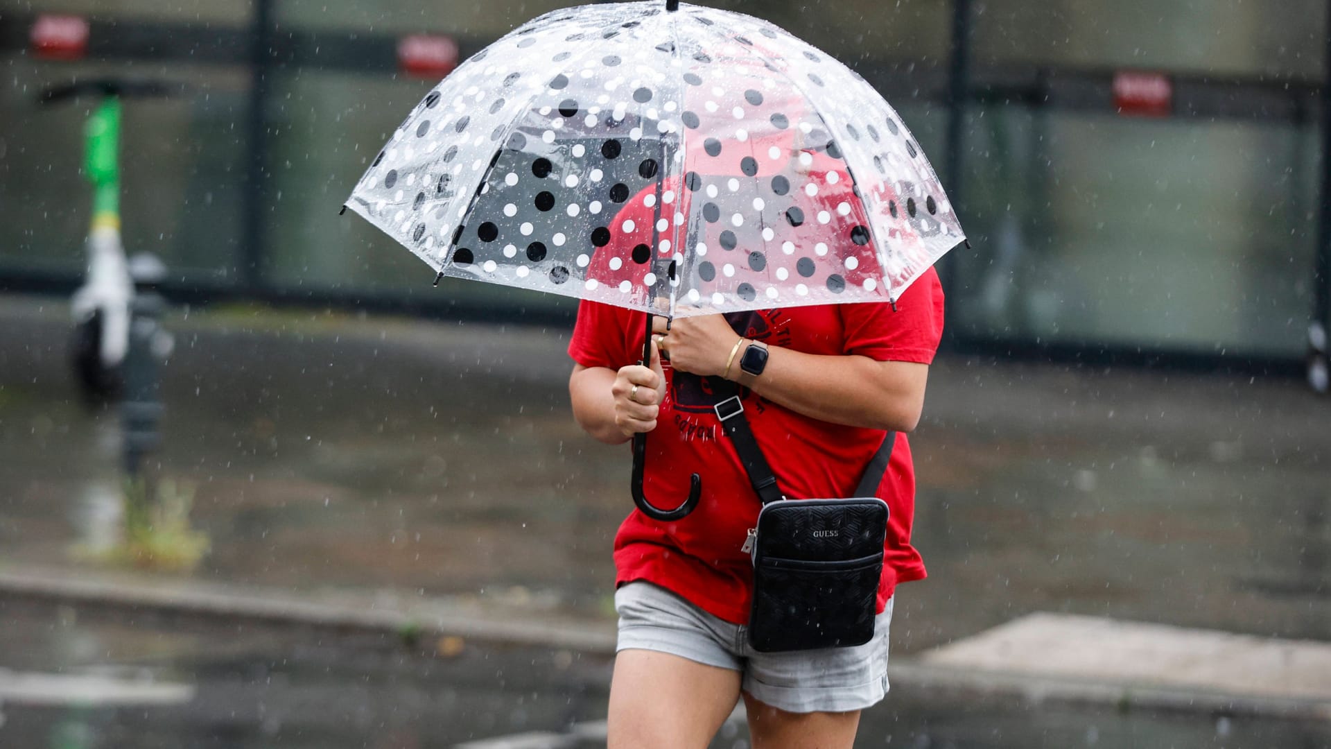 Person läuft mit Regenschirm durch die Stadt (Symbolbild): Für die zweite Wochenhälfte wird erneut mit Unwetter gerechnet.