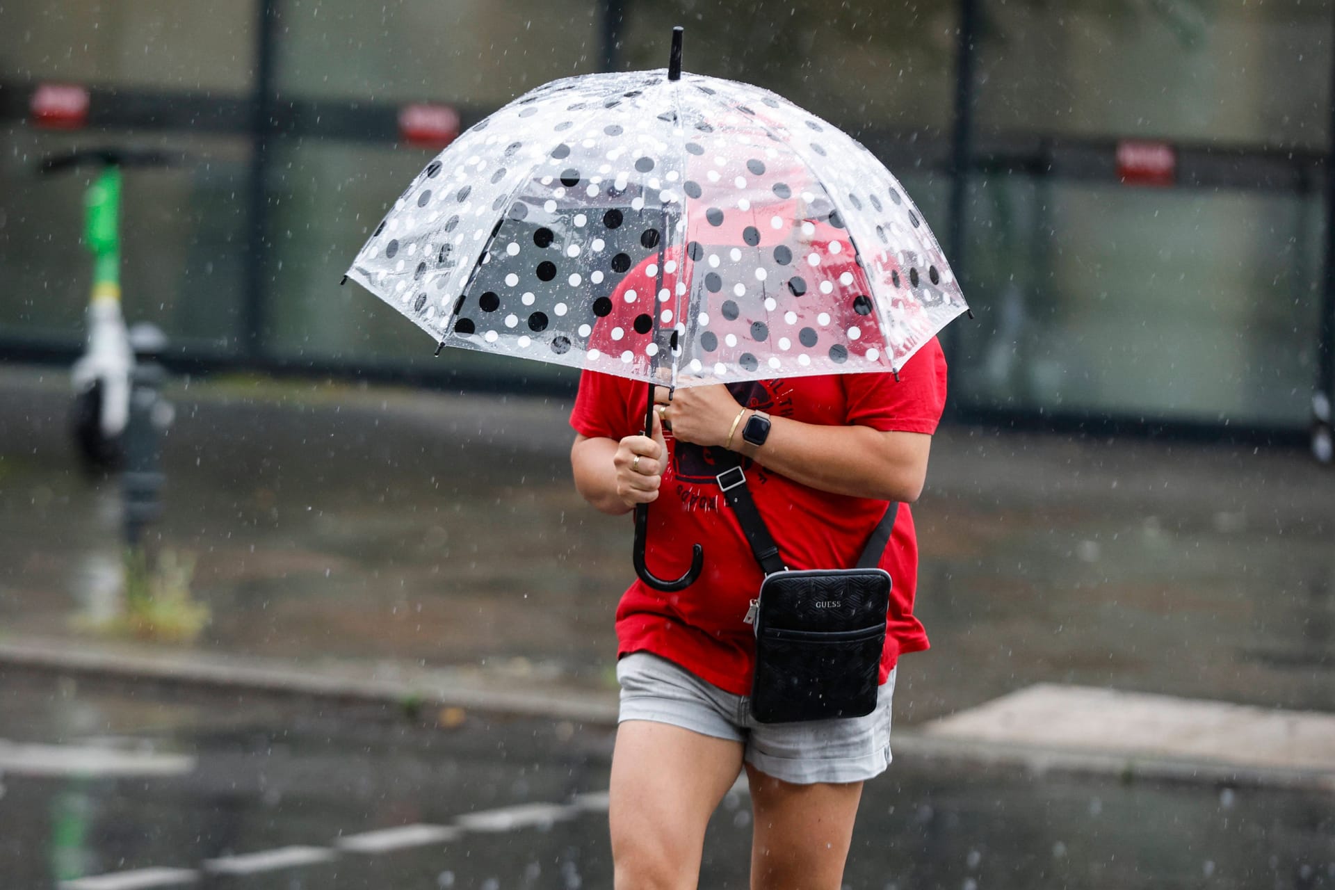 Person läuft mit Regenschirm durch die Stadt (Symbolbild): Für die zweite Wochenhälfte wird erneut mit Unwetter gerechnet.