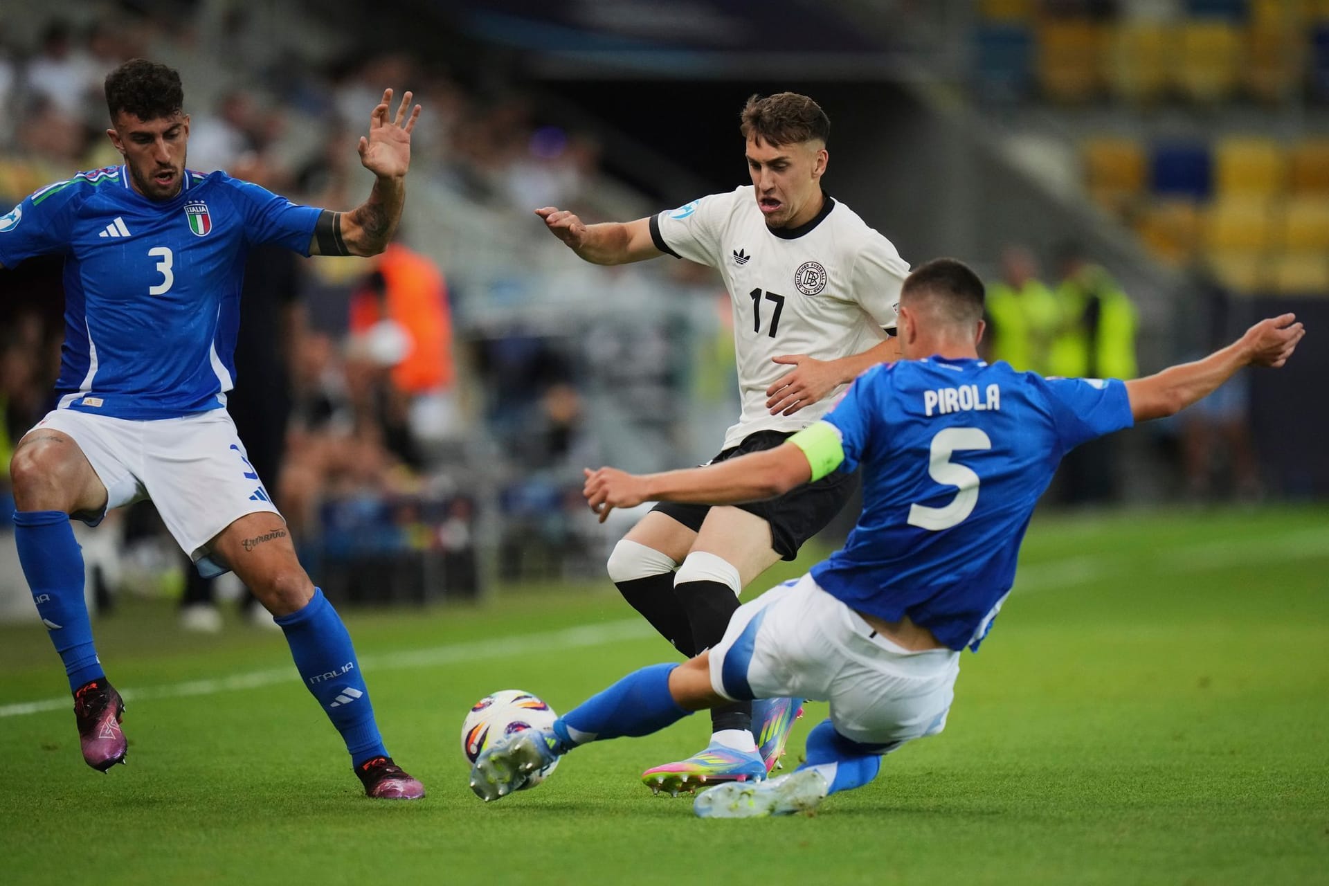 Brajan Gruda (bis 62.): Der Spieler von Brighton & Hove Albion sollte auf der rechten Seite wirbeln, spielte zunächst aber kaum eine Rolle. Guter Steilpass in der 33. Minute, schön zurückgearbeitet in der 38. Minute. Verlor den Ball vor dem 0:1 aus deutscher Sicht zu leicht und machte dann Platz für Ansgar Knauff. Da geht mehr. Note 4 Brajan Gruda (bis 62.): Der Spieler von Brighton & Hove Albion sollte auf der rechten Seite wirbeln, spielte zunächst aber kaum eine Rolle. Guter Steilpass in der 33. Minute, schön zurückgearbeitet in der 38. Minute. Verlor den Ball vor dem 0:1 aus deutscher Sicht zu leicht und machte dann Platz für Ansgar Knauff. Da geht mehr. Note 4