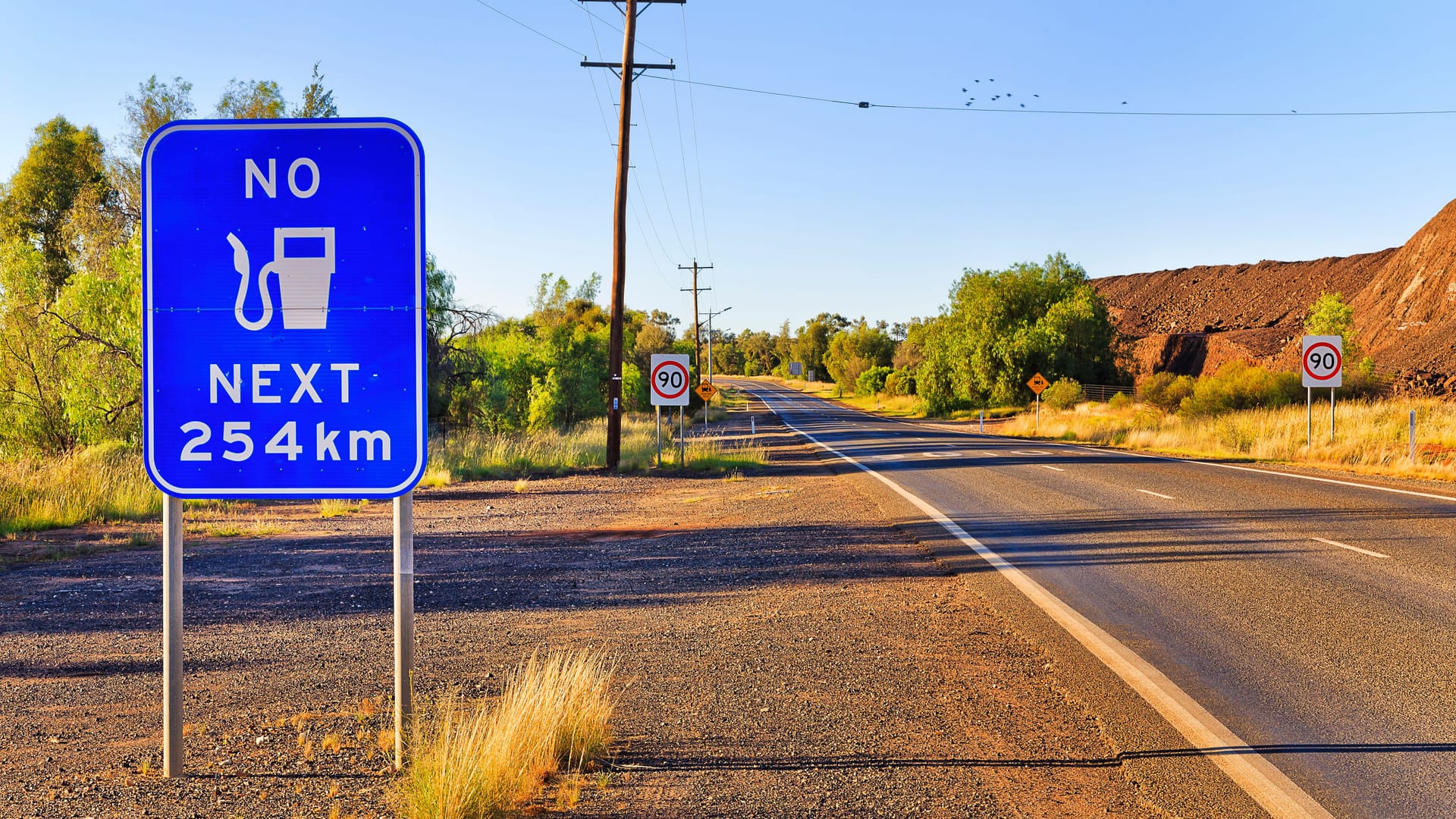 Kein Tankstelle weit und breit: 254 Kilometer bis zur nächsten Zapfsäule – der Eyre Highway fordert seine Fahrer.