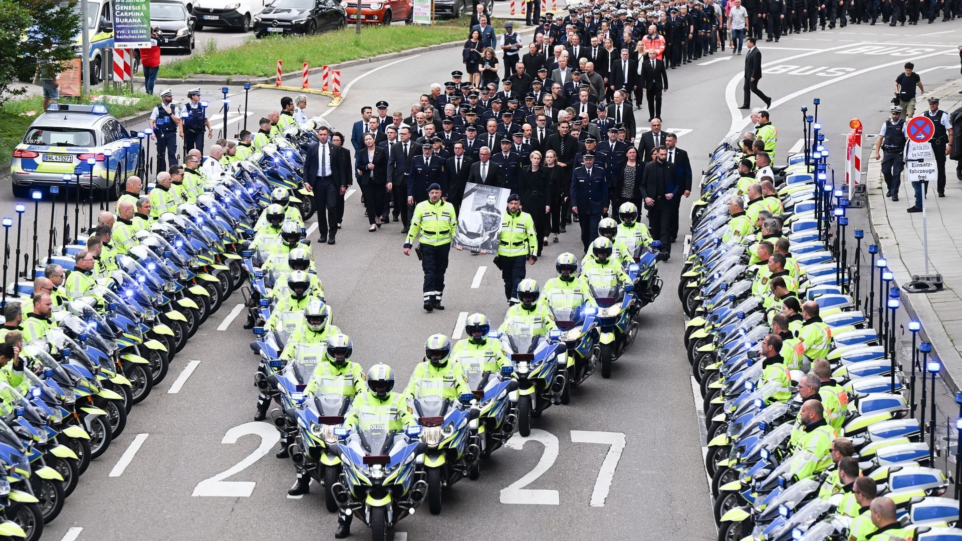 Trauermarsch und Trauerfeier für verunglückten Polizisten Trauermarsch und Trauerfeier für verunglückten Polizisten