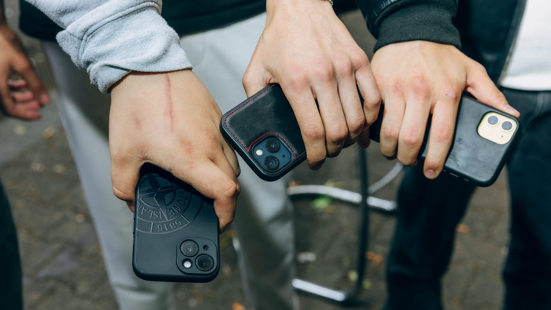 Ein Selfie mit Krah: Die drei Jugendlichen aus Neukölln kennen ihn von Tiktok.