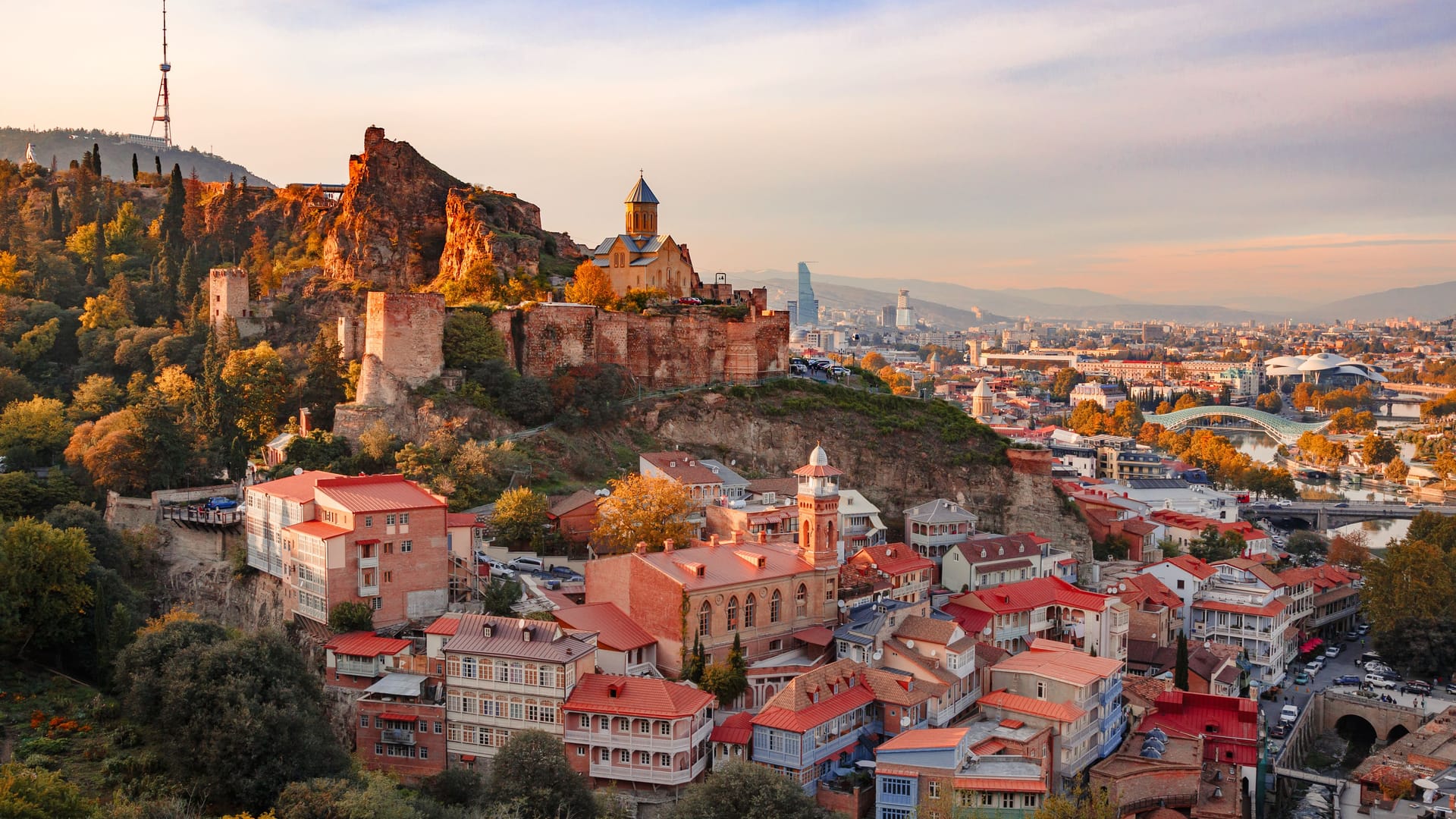 Lassen Sie den Alltag hinter sich und entdecken Sie in Georgien wunderschöne Landschaften, faszinierende Städte und eine einzigartige Gastfreundschaft. Lassen Sie den Alltag hinter sich und entdecken Sie in Georgien wunderschöne Landschaften, faszinierende Städte und eine einzigartige Gastfreundschaft.