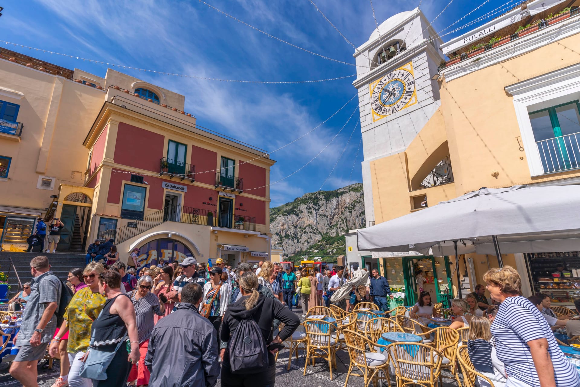 Touristen auf der Piazza Umberto I. auf Capri: Der Bürgermeister will Gäste besser vor aufdringlichen Geschäftemachern schützen.