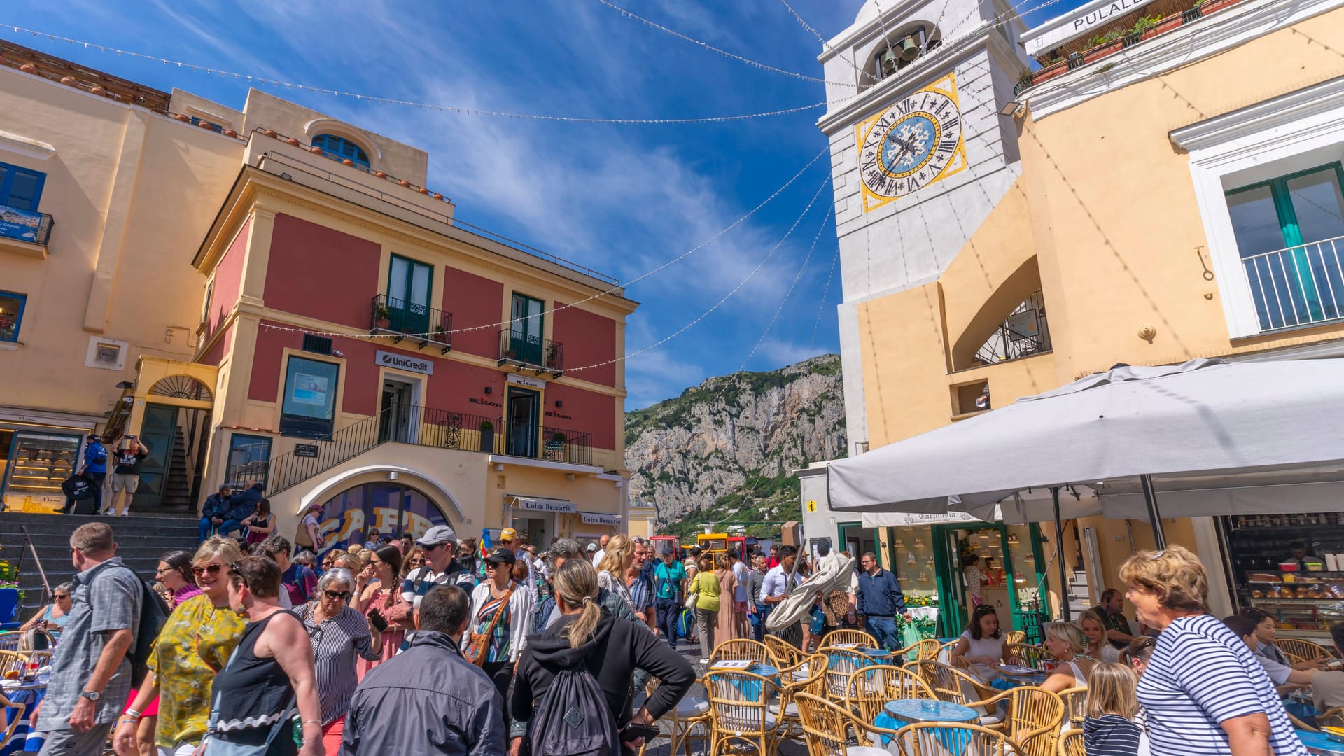 Touristen auf der Piazza Umberto I. auf Capri: Der Bürgermeister will Gäste besser vor aufdringlichen Geschäftemachern schützen.