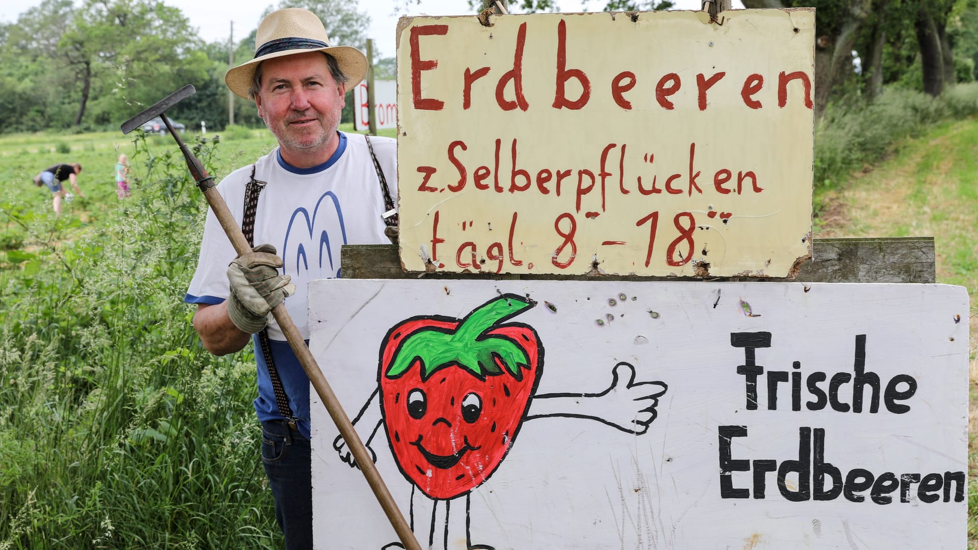 Ein Bauer und sein Erdbeerverkauf (Symbolbild): richtig billig ist das auch nicht.