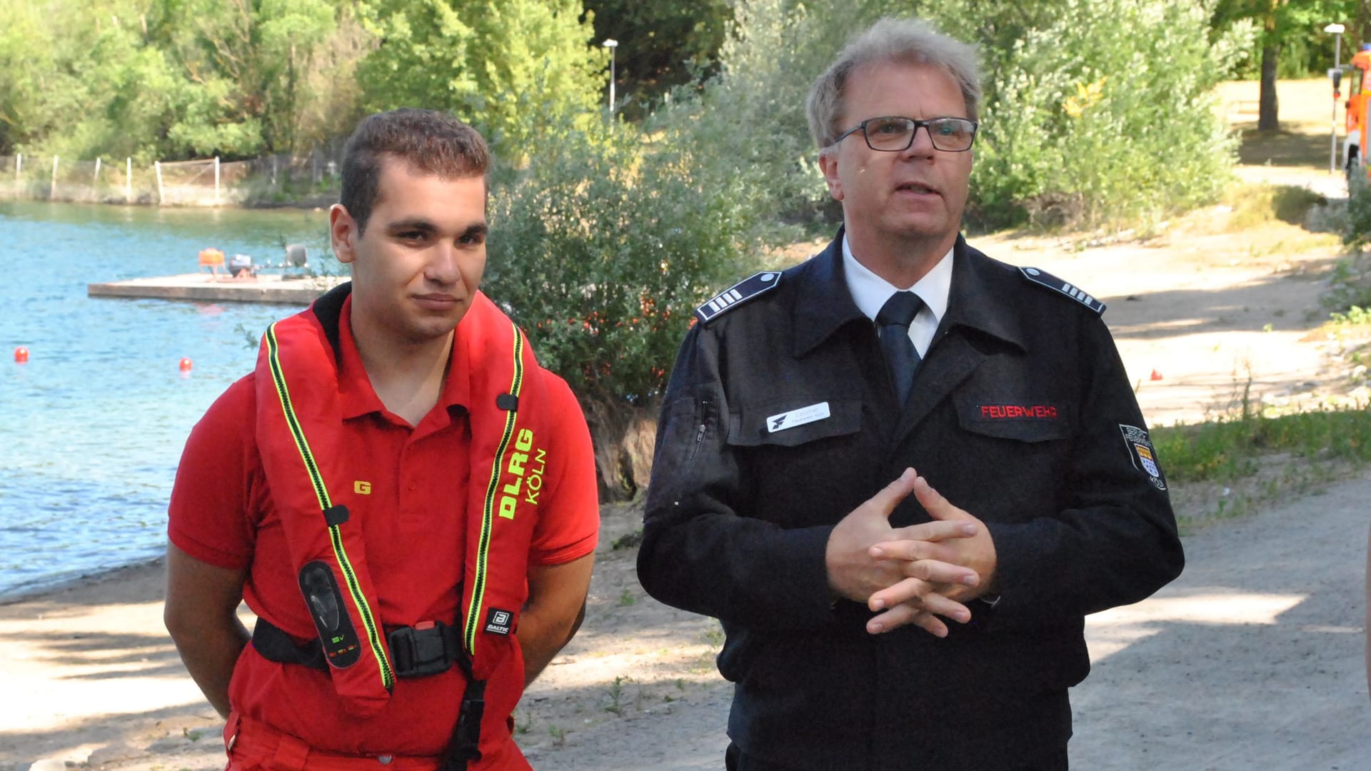 Gemeinsam im Einsatz: Kian Shahbodaghi von der DLRG und Feuerwehrsprecher Ulrich Laschet.