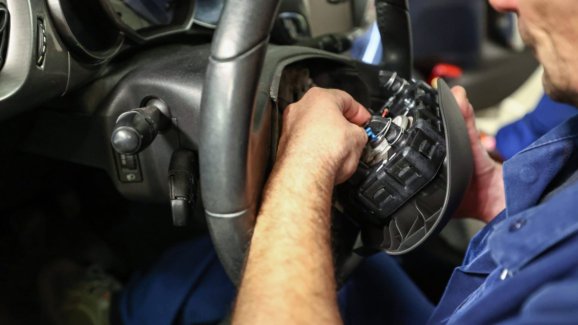 Airbag-Reparatur an einem Citroën: Der Takata-Skandal ist noch nicht vorbei.