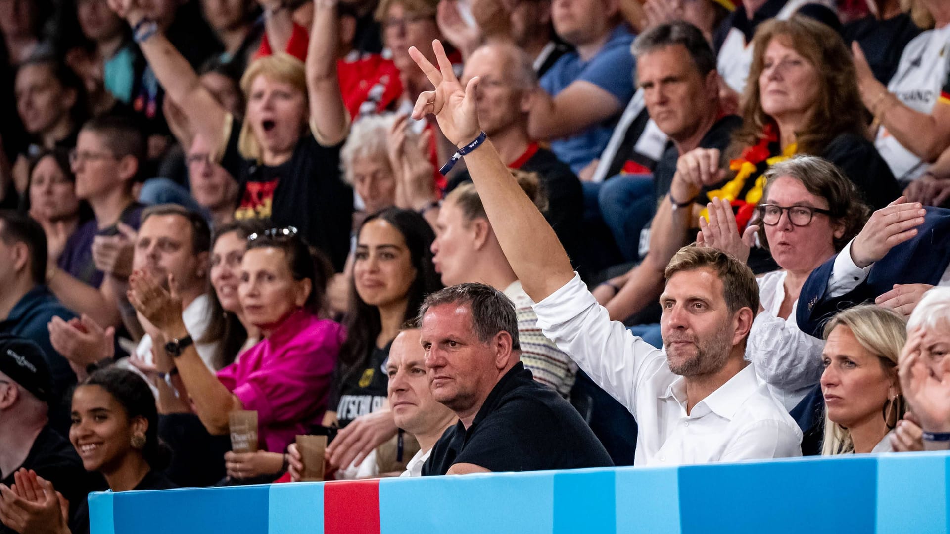 Dirk Nowitzki: Er verfolgte den EM-Auftakt der DBB-Frauen aus der ersten Reihe.