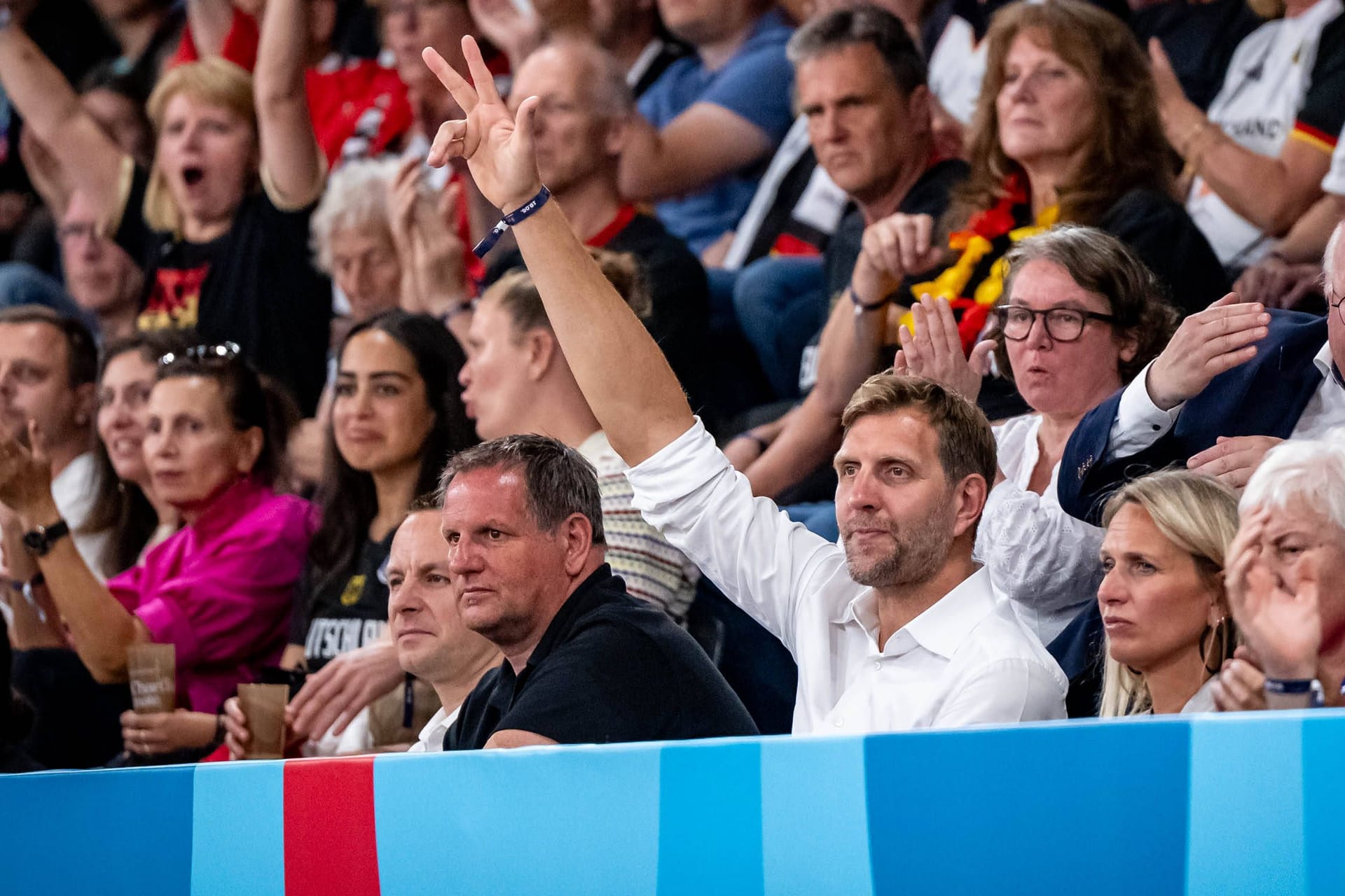 Dirk Nowitzki: Er verfolgte den EM-Auftakt der DBB-Frauen aus der ersten Reihe.
