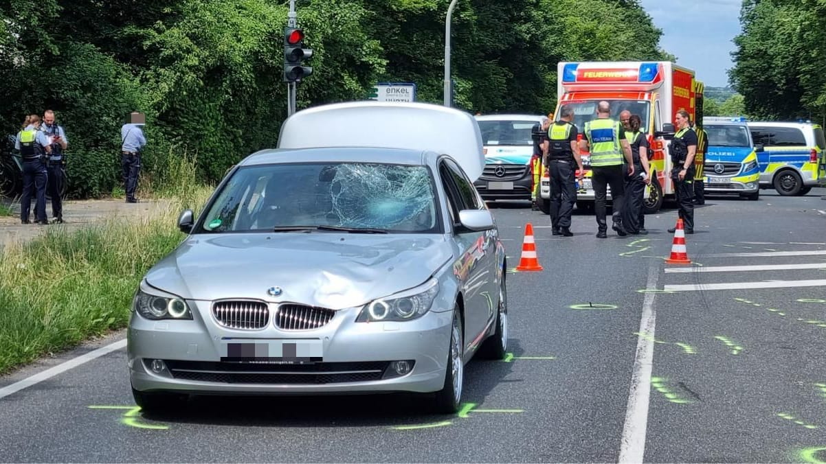 Der beschädigte BMW nach dem Unfall in Hürth: Mehrere Kinder waren von dem Wagen erfasst worden.