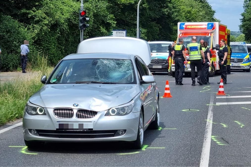 Der beschädigte BMW nach dem Unfall in Hürth: Mehrere Kinder waren von dem Wagen erfasst worden.