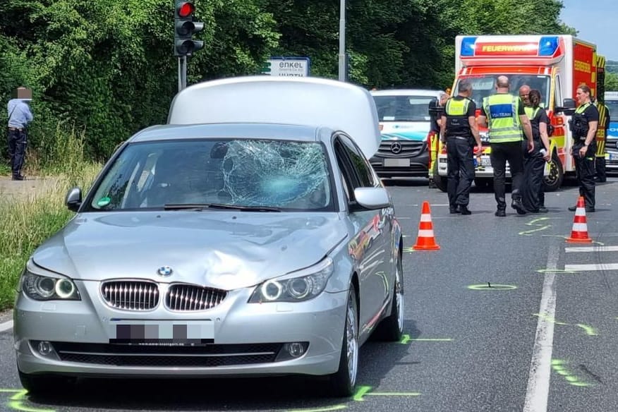 Der beschädigte BMW nach dem Unfall in Hürth: Mehrere Kinder waren von dem Wagen erfasst worden.