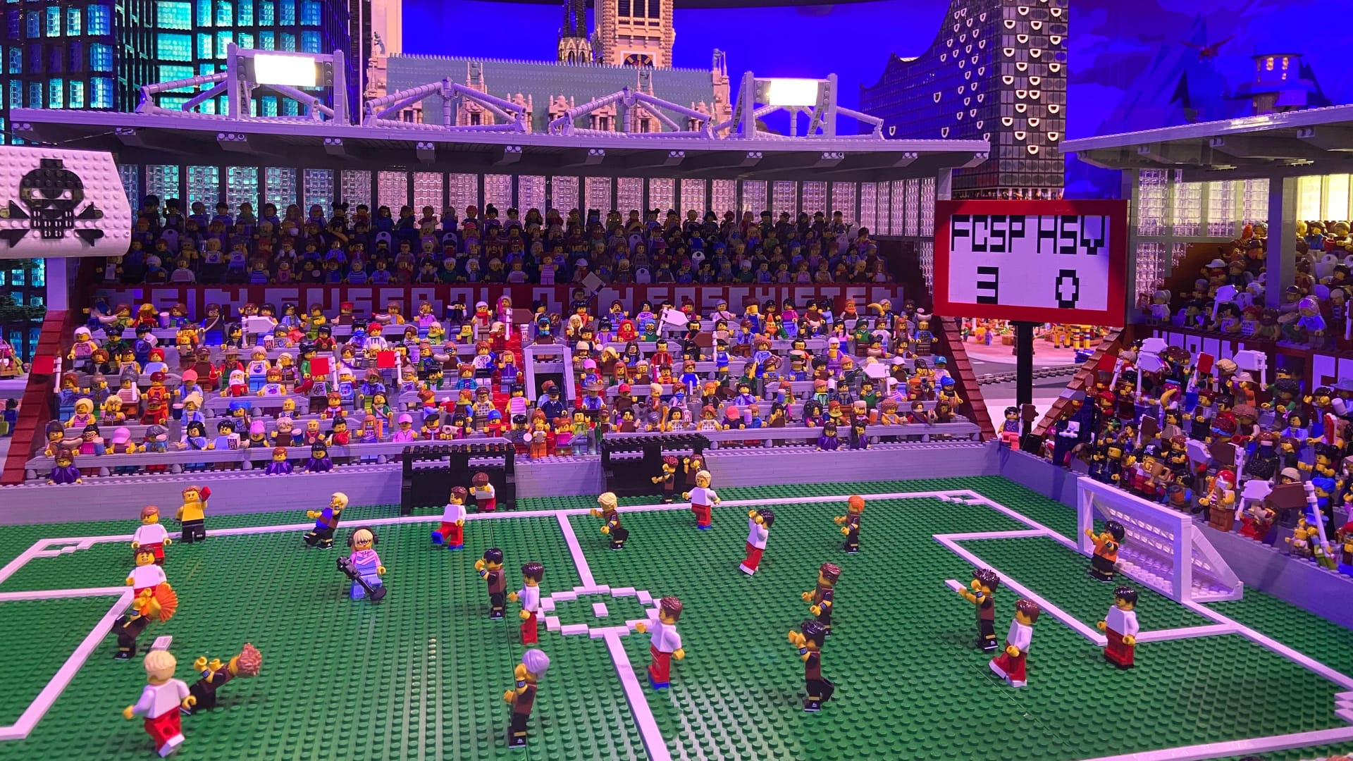 Ein aus Legosteinen gebautes Millerntor-Stadion, im Hintergrund sieht man die Elbphilharmonie: Die Lego-Welt ist mit viel Liebe zum Detail gebaut worden.