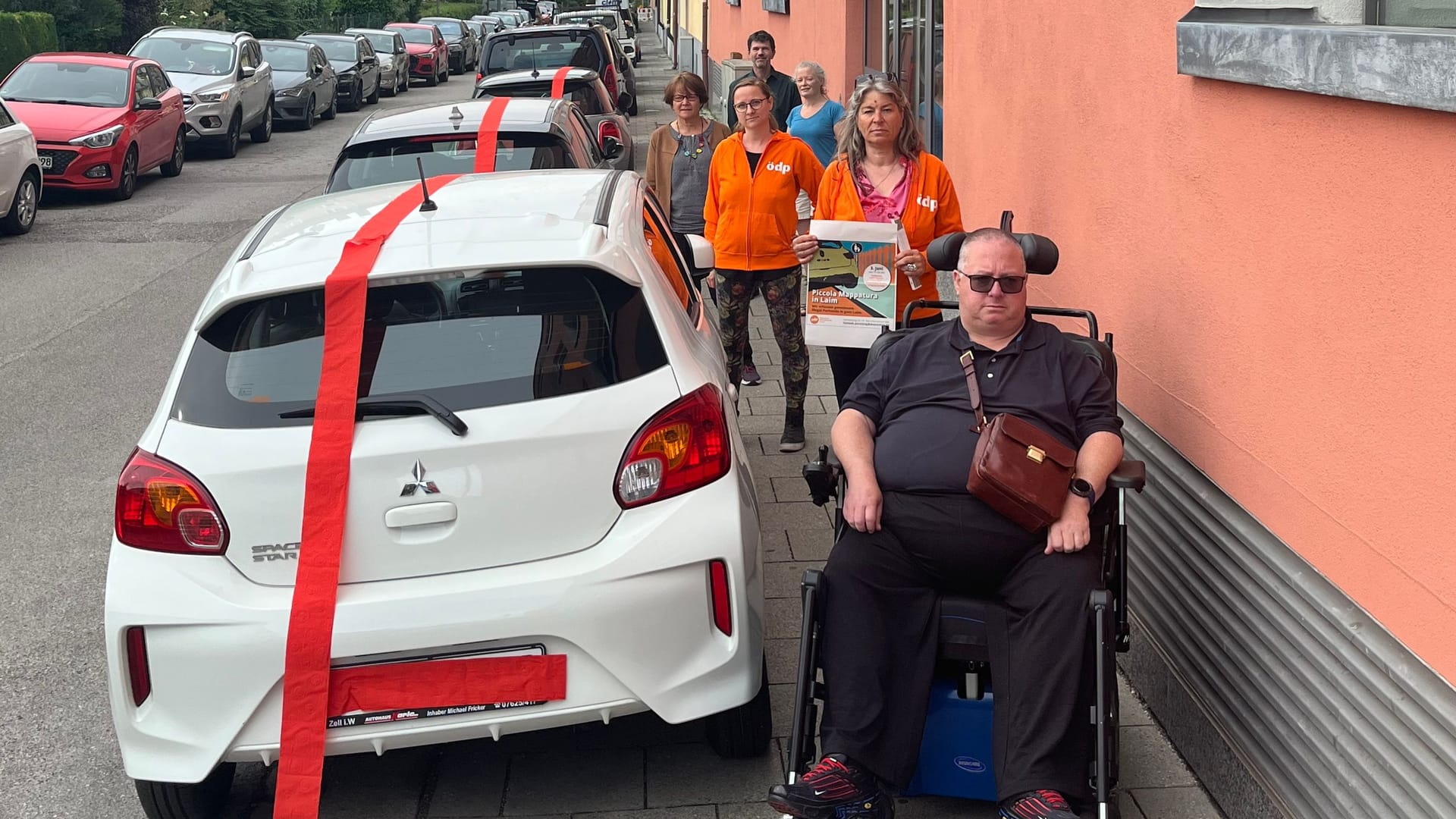 Markierte Autos auf dem Gehweg: Die ÖDP suchte 90 Minuten lang nach falsch geparkten Fahrzeugen. Markierte Autos auf dem Gehweg: Die ÖDP suchte 90 Minuten lang nach falsch geparkten Fahrzeugen.