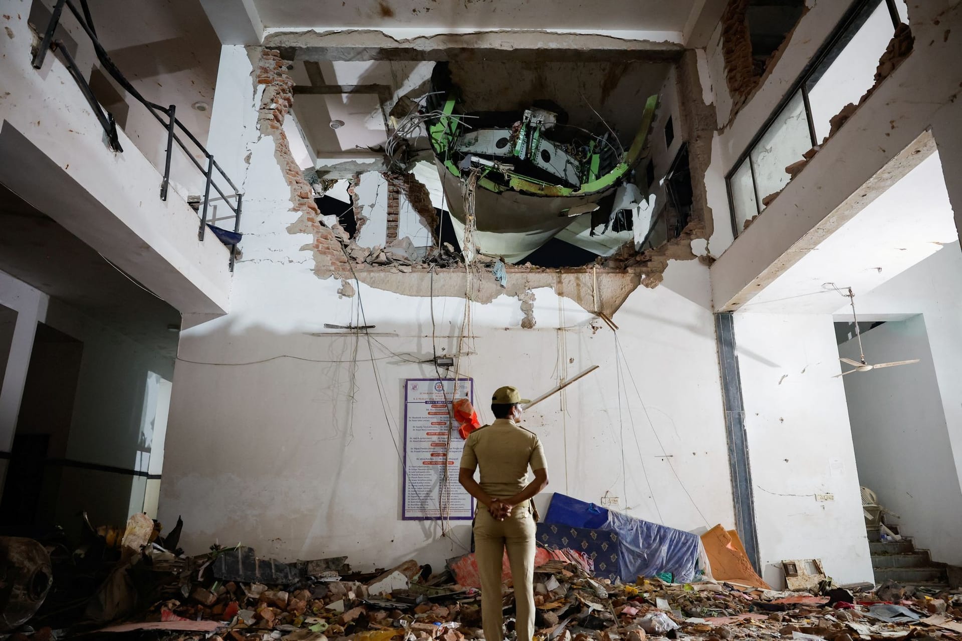 Trümmer des abgestürzten Flugzeugs in einem Wohnhaus in Ahmedabad.
