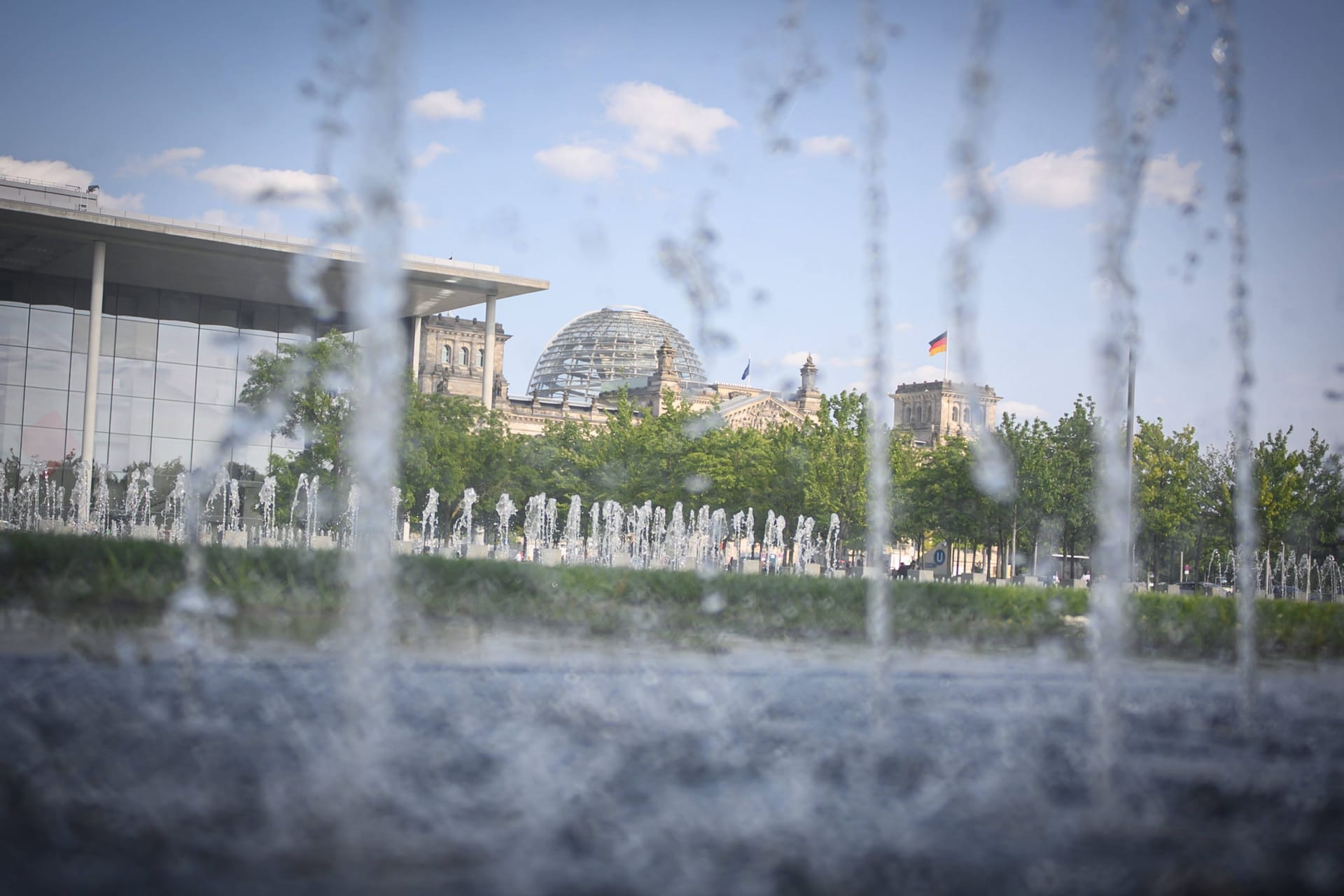 Wasserfontäne in Berlin (Archivbild): Im Sommer ist die Hauptstadt sehr heiß.