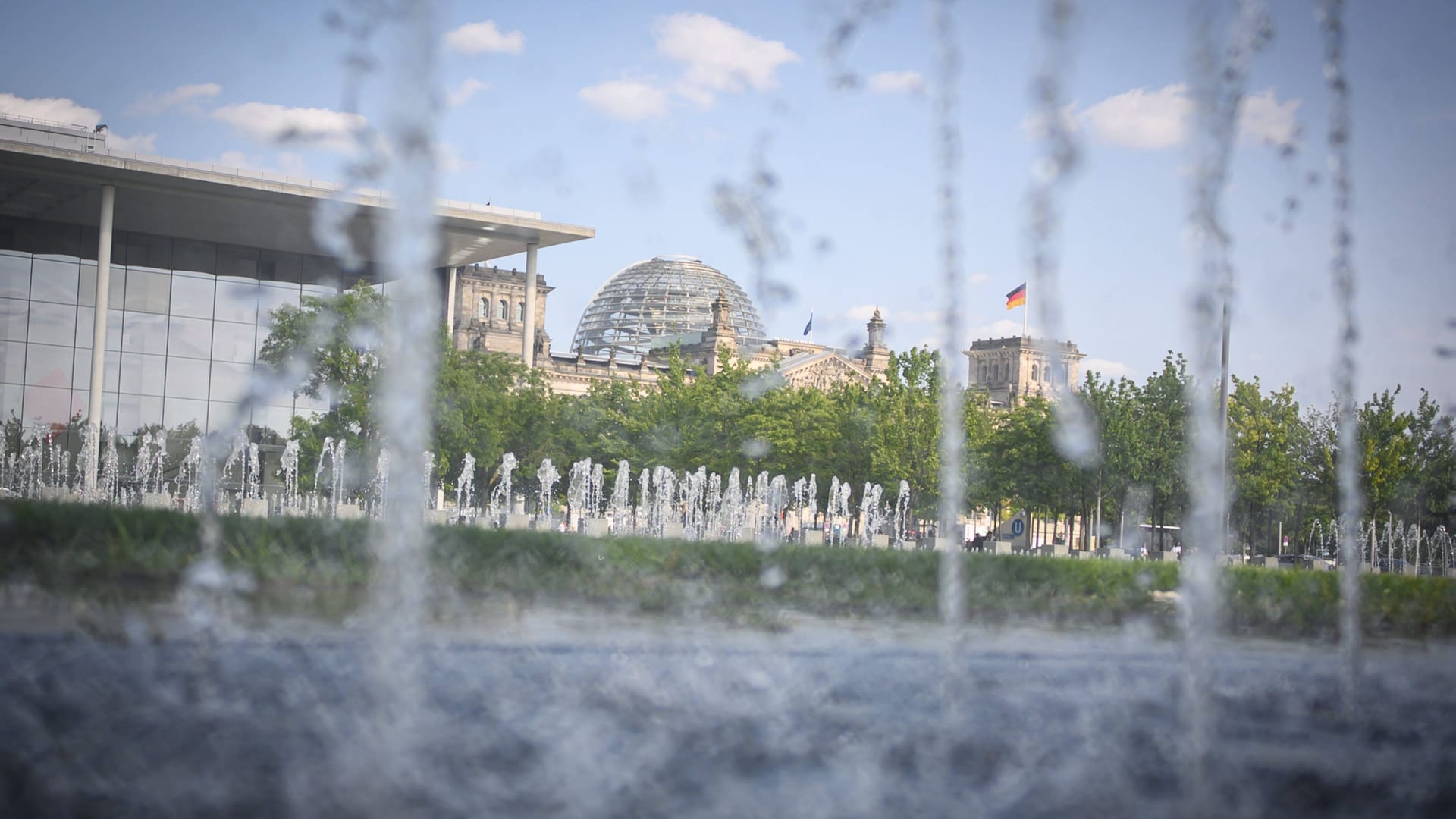 Wasserfontäne in Berlin (Archivbild): Im Sommer ist die Hauptstadt sehr heiß. Wasserfontäne in Berlin (Archivbild): Im Sommer ist die Hauptstadt sehr heiß.