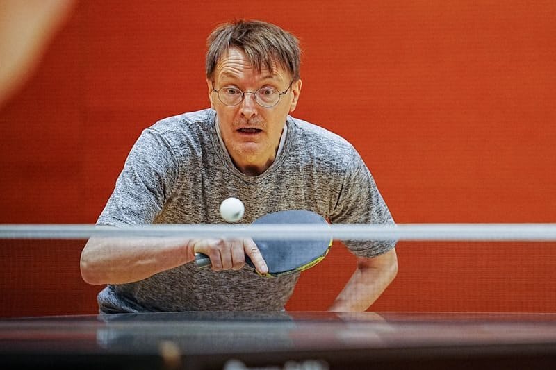 Karl Lauterbach, damals Bundesminister für Gesundheit, spielt bei einem Benefizturnier für Parkinson-Erkrankte (Archivbild): Im Ministeriumskeller darf die Politiker nun nicht mehr spielen.