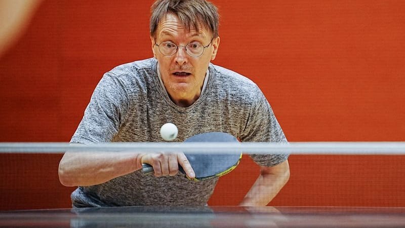 Karl Lauterbach, damals Bundesminister für Gesundheit, spielt bei einem Benefizturnier für Parkinson-Erkrankte (Archivbild): Im Ministeriumskeller darf die Politiker nun nicht mehr spielen. Karl Lauterbach, damals Bundesminister für Gesundheit, spielt bei einem Benefizturnier für Parkinson-Erkrankte (Archivbild): Im Ministeriumskeller darf die Politiker nun nicht mehr spielen.