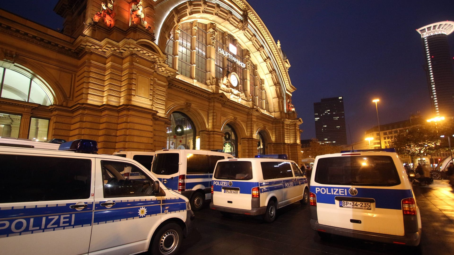 Mannschaftswagen der Bundespolizei stehen am Bahnhofpltz vor dem Hauptbahnhof in Frankfurt (Archivbild): In der Nacht auf Sonntag wurde ein 18-Jähriger schwer verletzt. Mannschaftswagen der Bundespolizei stehen am Bahnhofpltz vor dem Hauptbahnhof in Frankfurt (Archivbild): In der Nacht auf Sonntag wurde ein 18-Jähriger schwer verletzt.