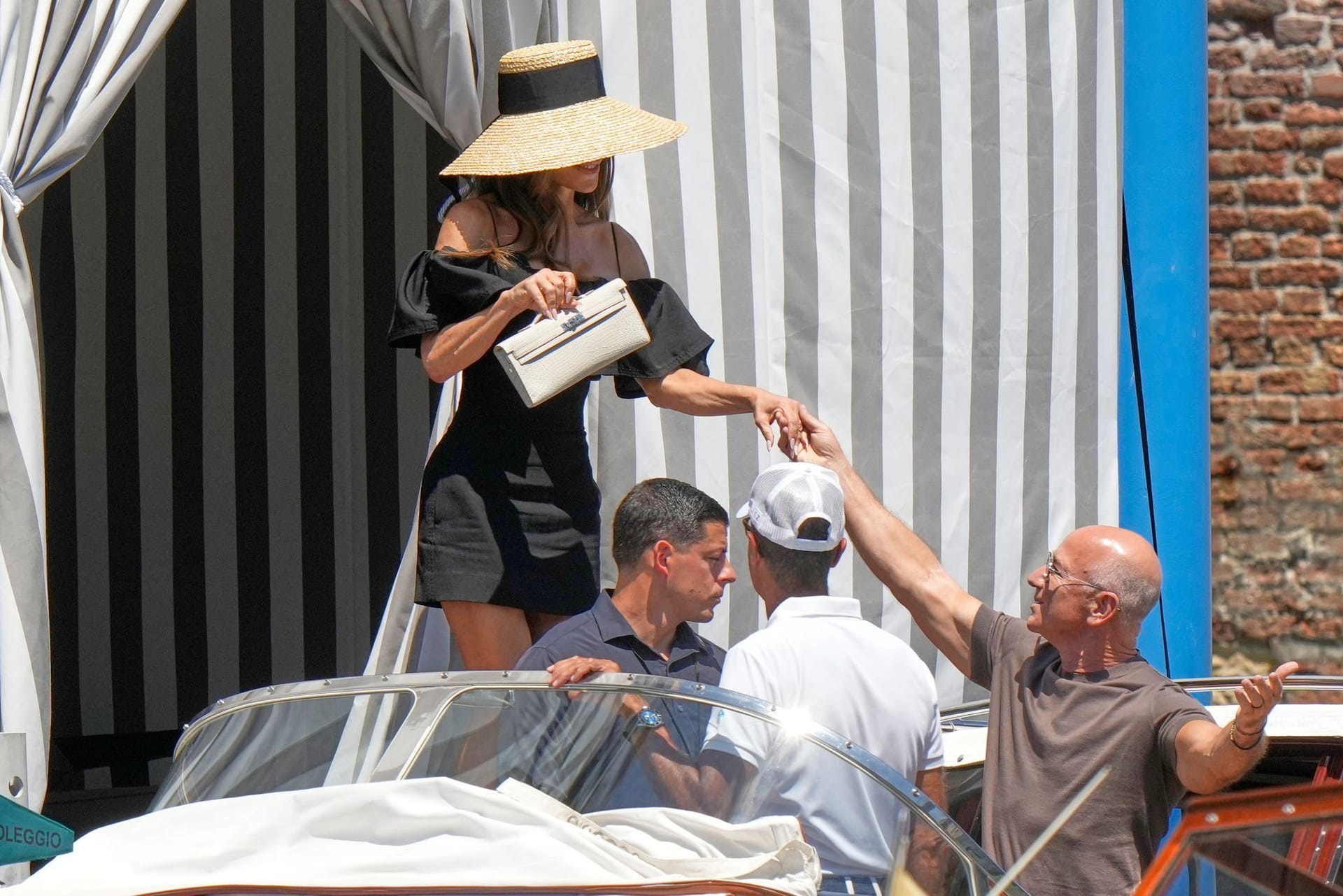 Lauren Sánchez Bezos und Jeff Bezos genießen den Mittag in Venedig.