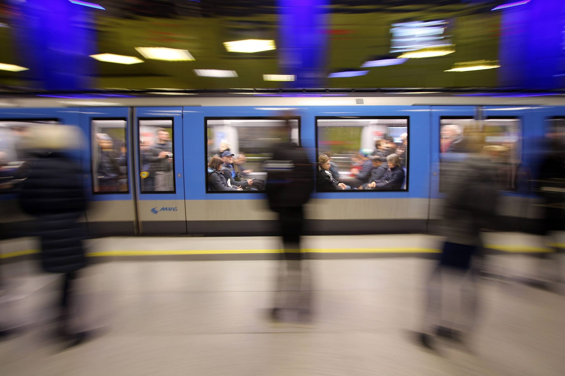 U-Bahn der MVG auf dem Weg zur Station am Harras (Symbolfoto): Eine wohl entgleiste Bahn sorgt dort für einen ganzen Tag für Verkehrsprobleme.