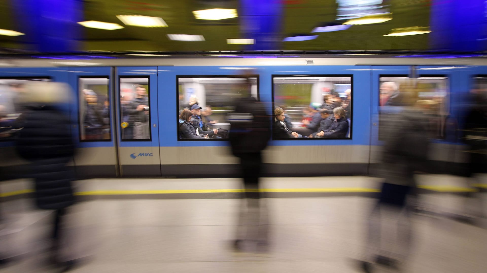 U-Bahn der MVG auf dem Weg zur Station am Harras (Symbolfoto): Eine wohl entgleiste Bahn sorgt dort für einen ganzen Tag für Verkehrsprobleme. U-Bahn der MVG auf dem Weg zur Station am Harras (Symbolfoto): Eine wohl entgleiste Bahn sorgt dort für einen ganzen Tag für Verkehrsprobleme.