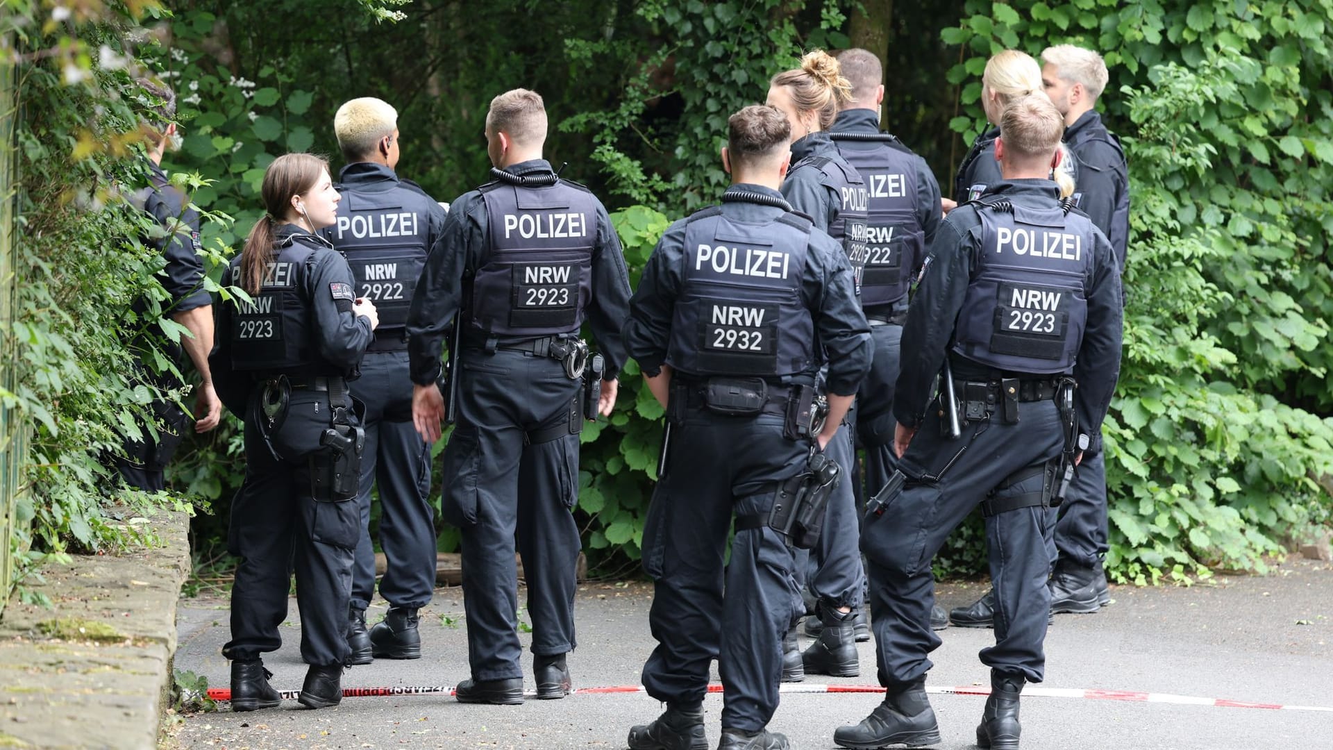 Nach dem überraschenden Hinweis auf das verschollene zweite Handy des geständigen Attentäters von Solingen hat die Polizei eine neue Suchaktion gestartet. Nach dem überraschenden Hinweis auf das verschollene zweite Handy des geständigen Attentäters von Solingen hat die Polizei eine neue Suchaktion gestartet.