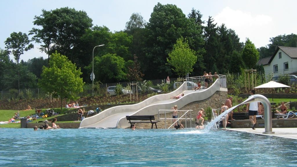 Für Kinder gibt es im Freibad Hoffnungsthal eine breite Wasserrutsche.