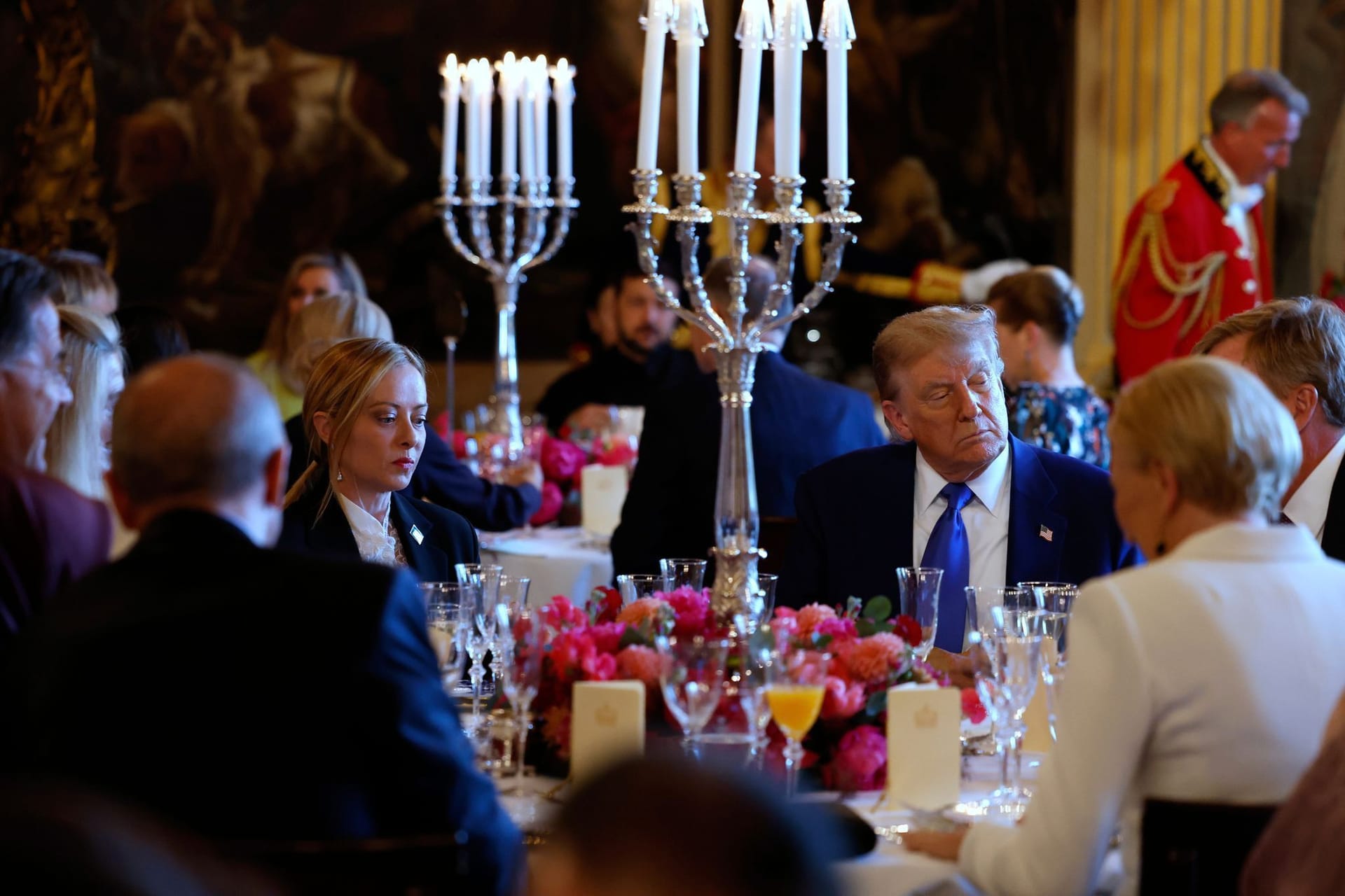Italiens Regierungschefin Meloni hatte das Vergnügen (?), neben Trump zu sitzen.