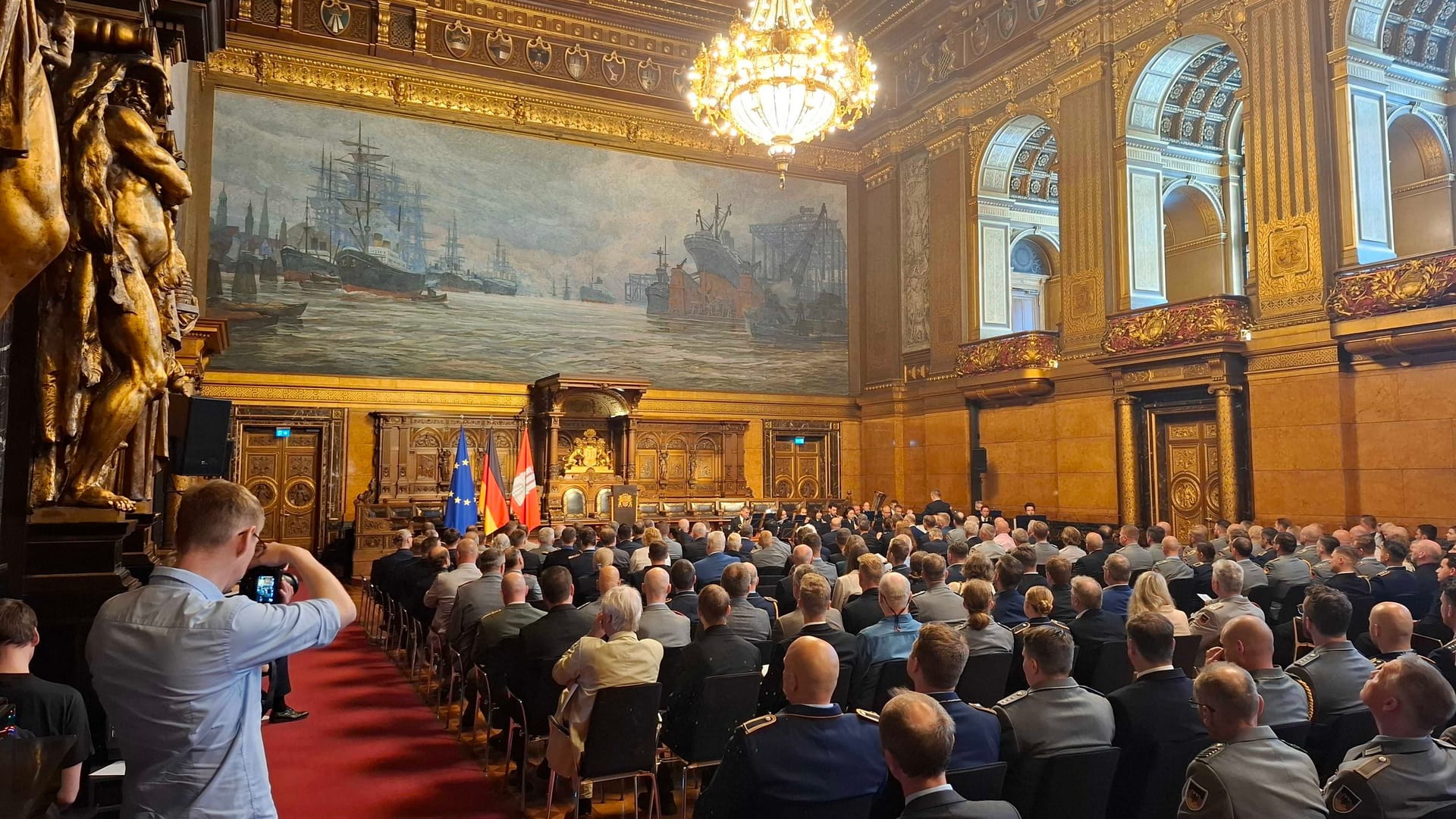 Empfang im Großen Festsaal im Rathaus: Neben Bürgermeister Tschentscher sprach auch Vizeadmiral Carsten Stawitzki vom Verteidigungsministerium.