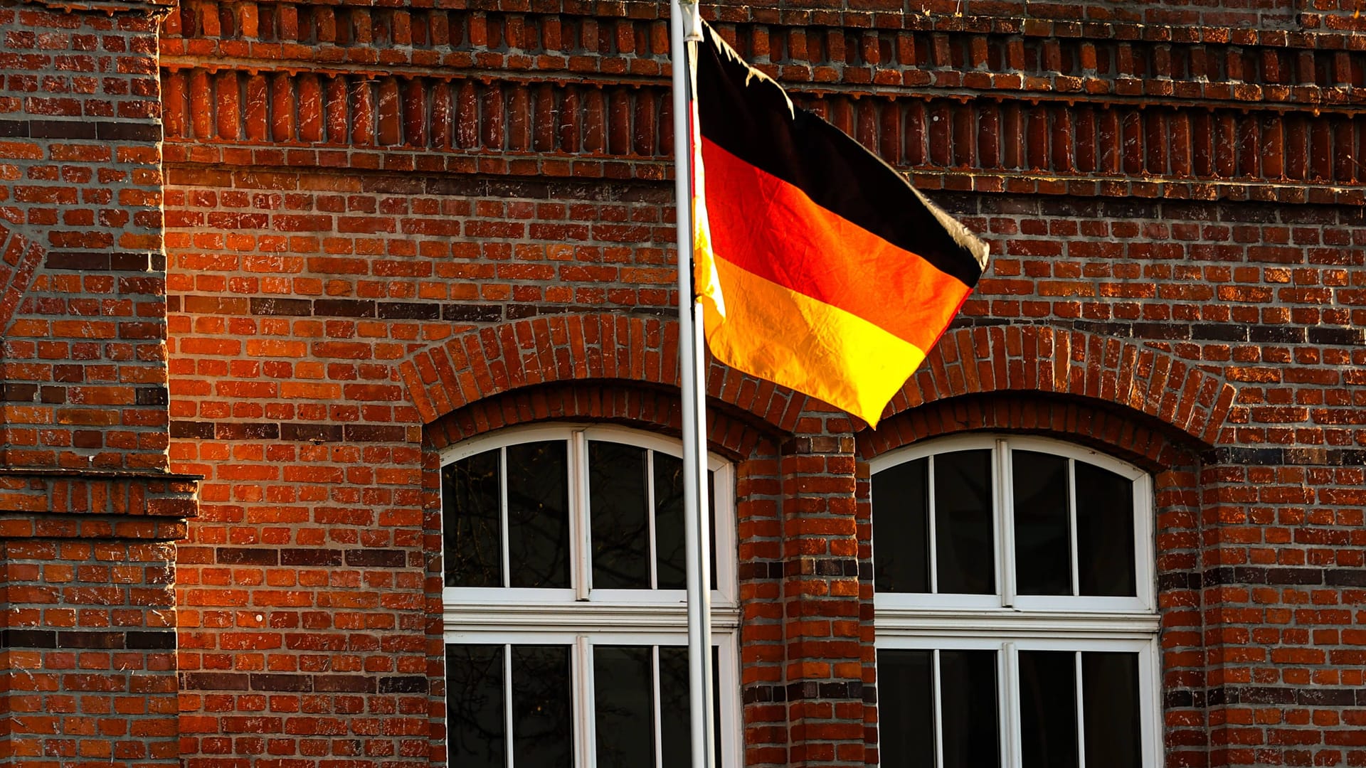 Eine Schule hisst die Deutschlandfahne (Archivbild): Geht es nach CDU und AfD, sollen auch Schulen in Sachsen bald Flagge zeigen.