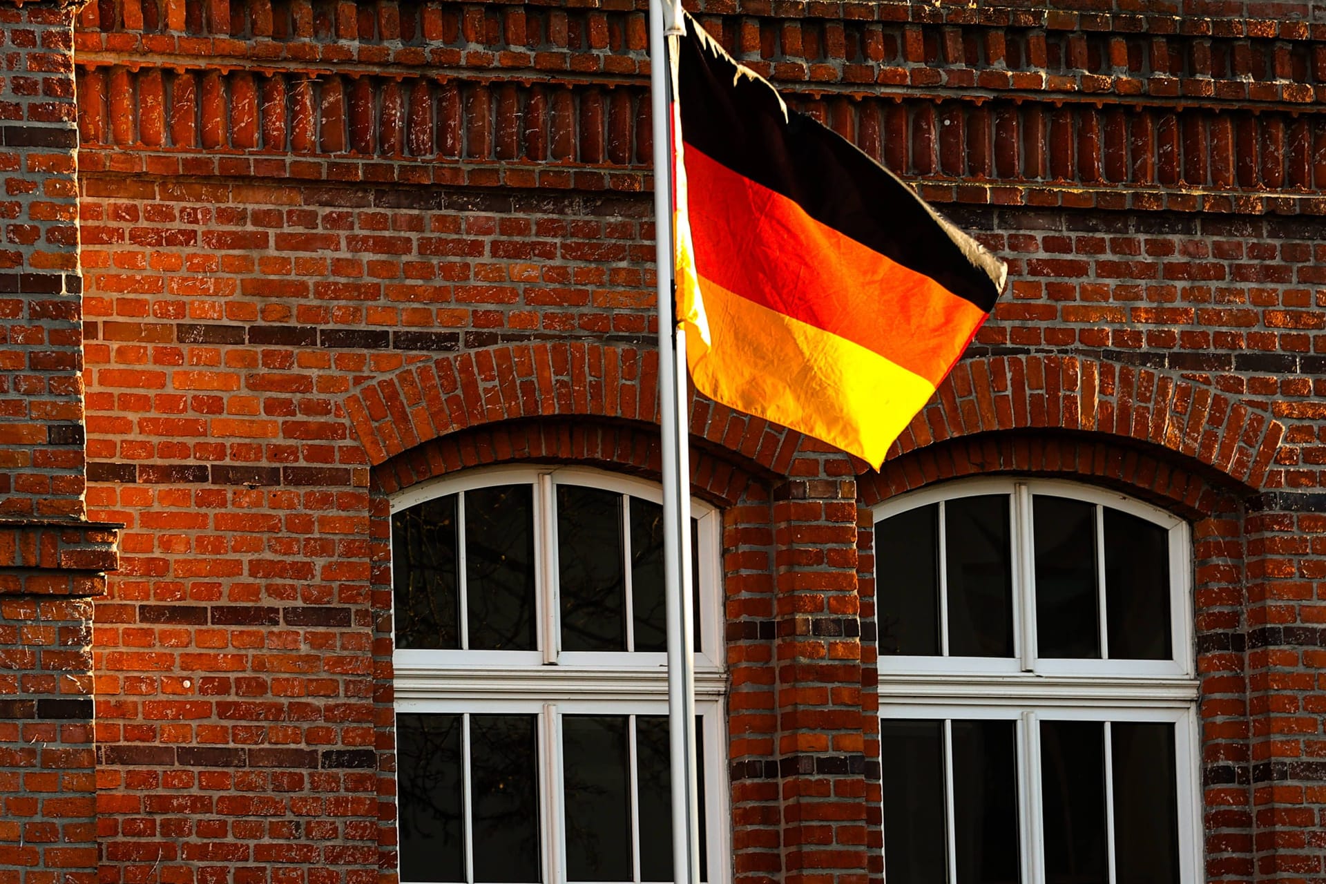 Eine Schule hisst die Deutschlandfahne (Archivbild): Geht es nach CDU und AfD, sollen auch Schulen in Sachsen bald Flagge zeigen.