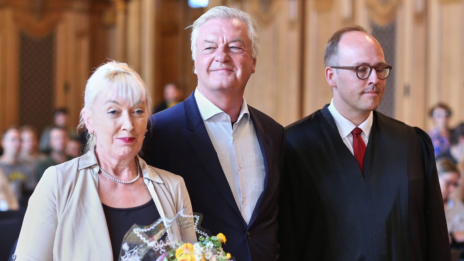 Compact-Gründer und -Chefredakteur Jürgen Elsässer (Mitte), mit Ehefrau Stephanie (l.) und seinem Anwalt Laurens Nothdurft (r.) bei der Urteilsverkündung: Er darf nun weitermachen.